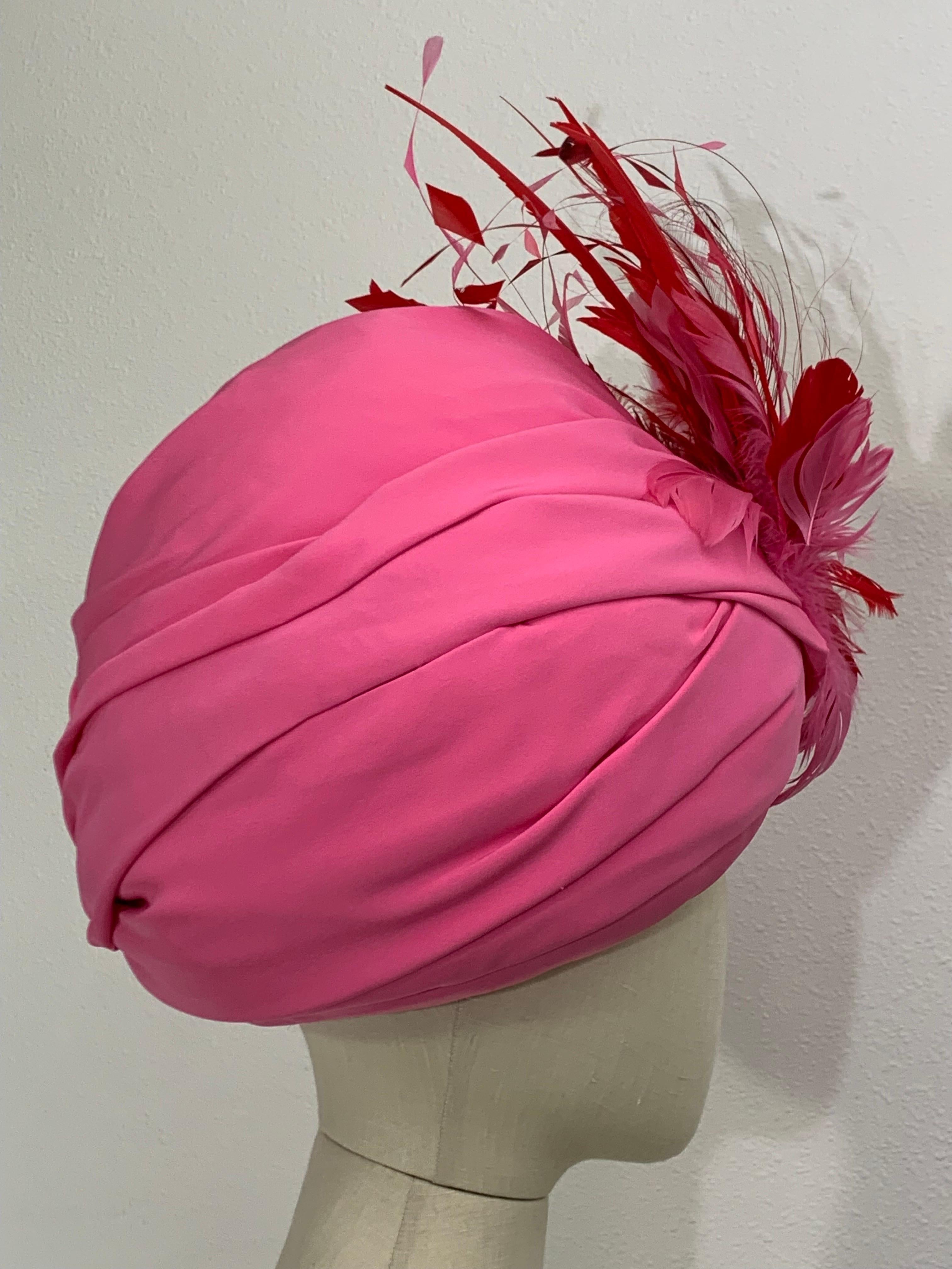 Turbante su misura in crêpe di seta rosa peonia con piume rosse e rosa sul davanti in vendita 2