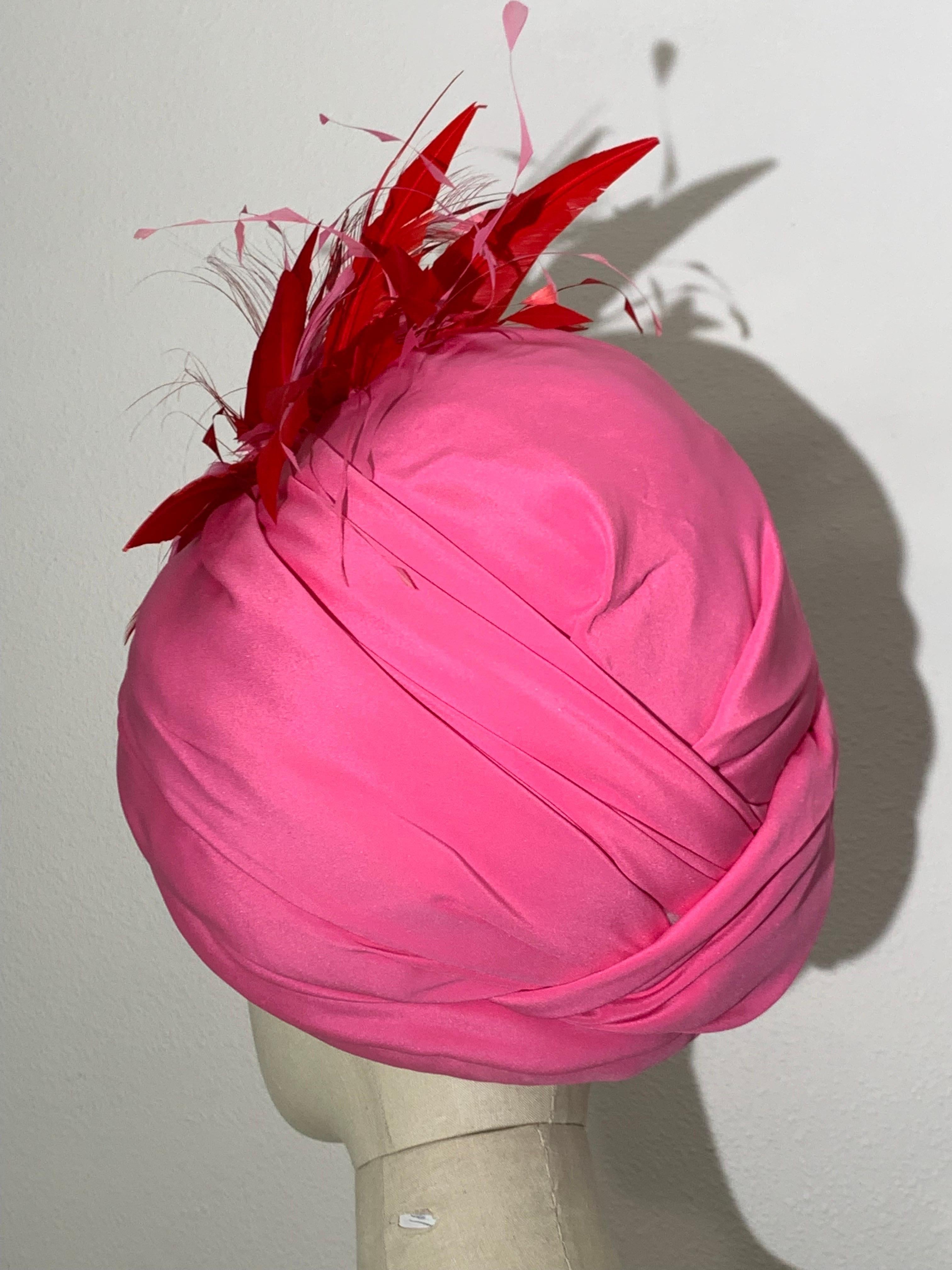 Turbante su misura in crêpe di seta rosa peonia con piume rosse e rosa sul davanti in vendita 3