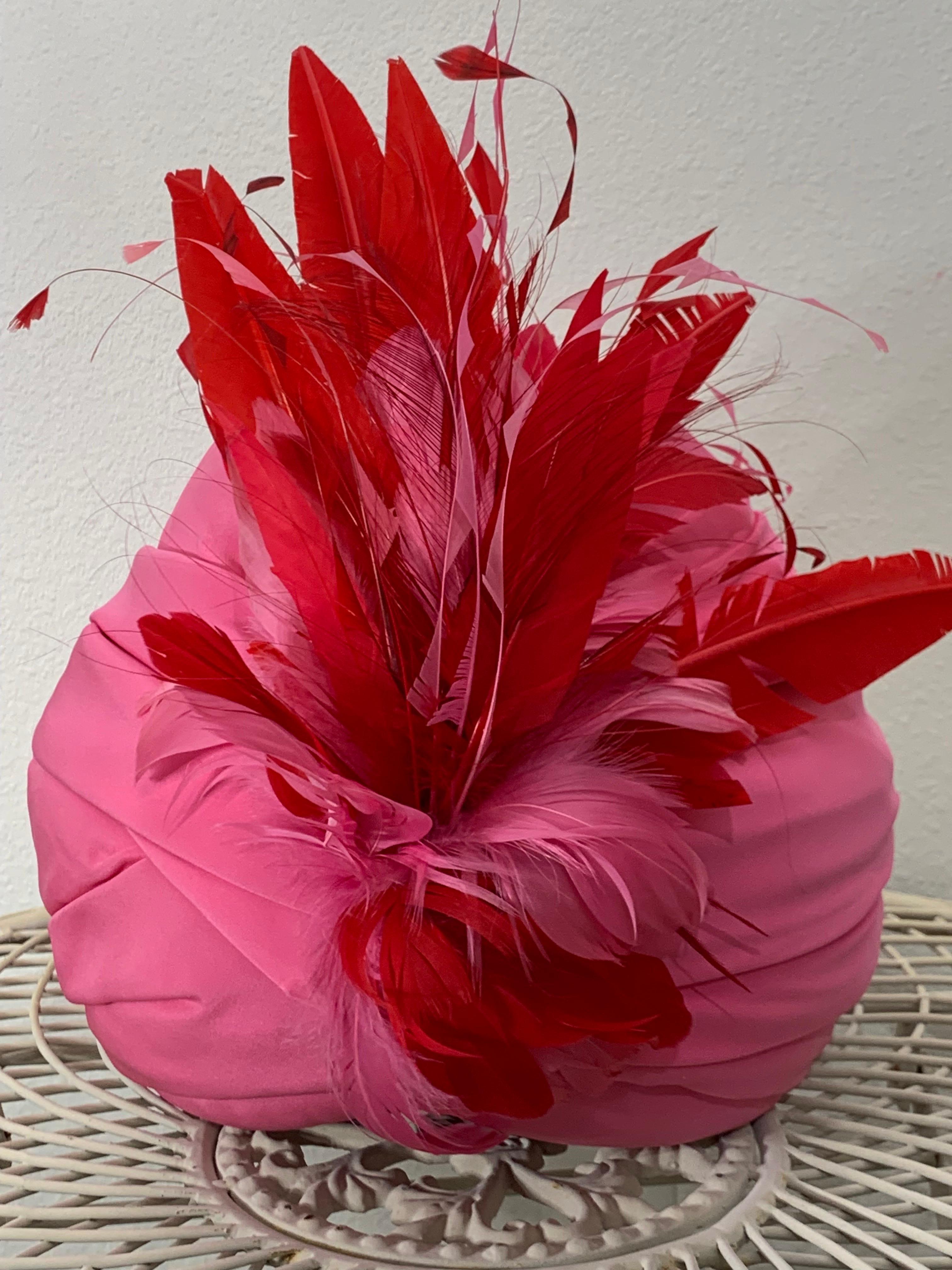 Turbante su misura in crêpe di seta rosa peonia con piume rosse e rosa sul davanti in vendita 4