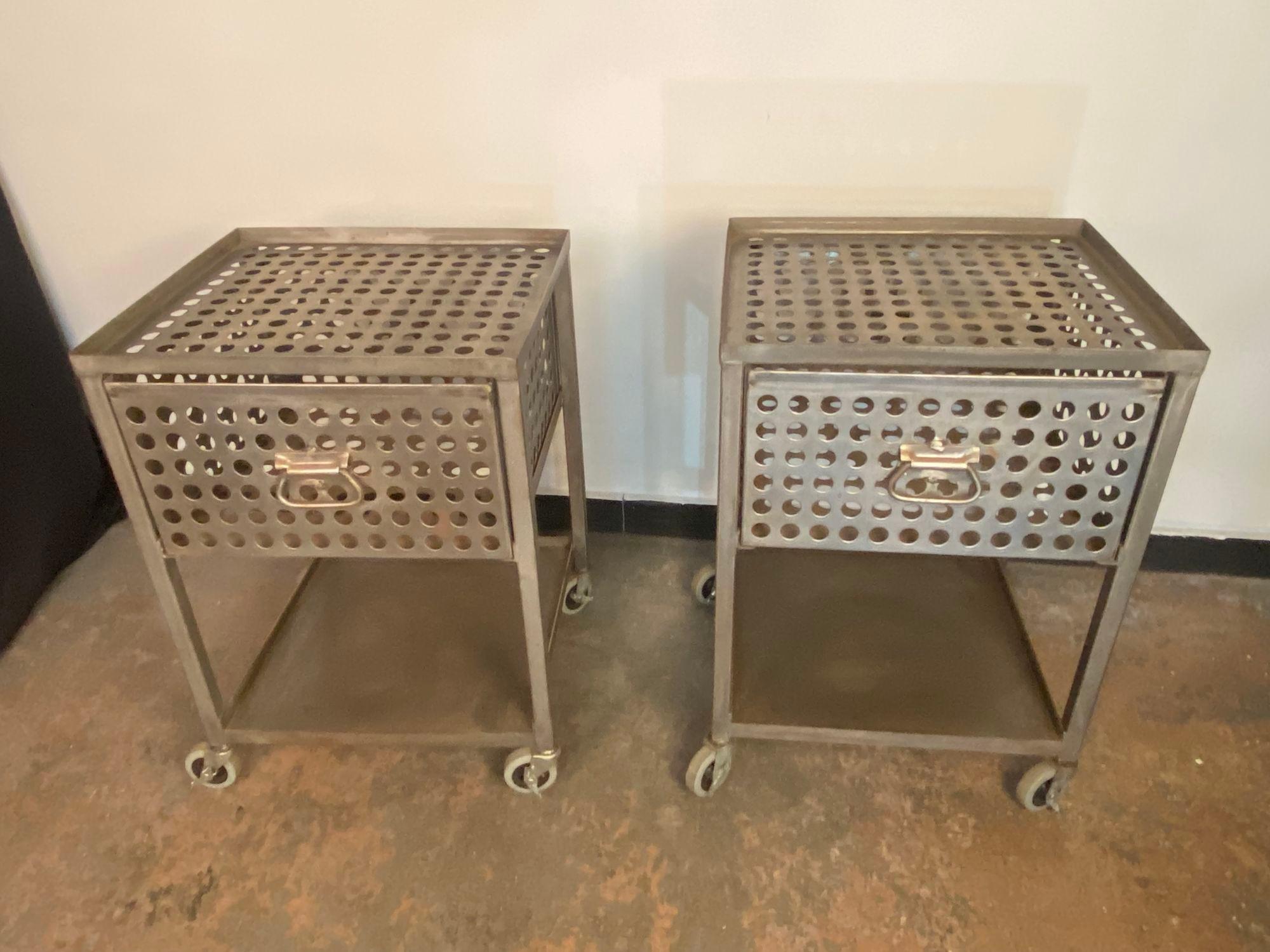 Tables de nuit en acier perforé faites sur mesure Bon état - En vente à Asbury Park, NJ
