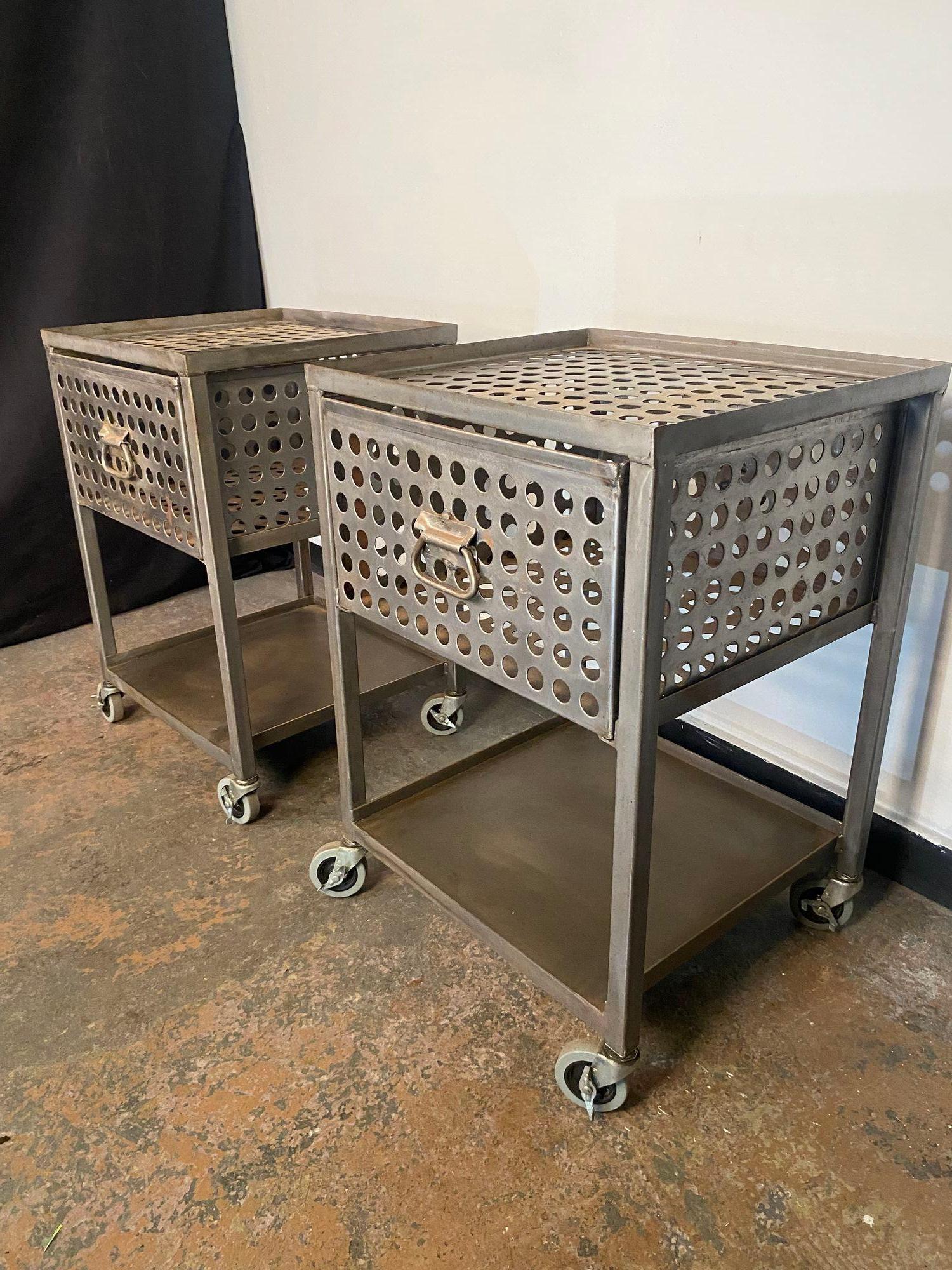 Fin du 20e siècle Tables de nuit en acier perforé faites sur mesure en vente