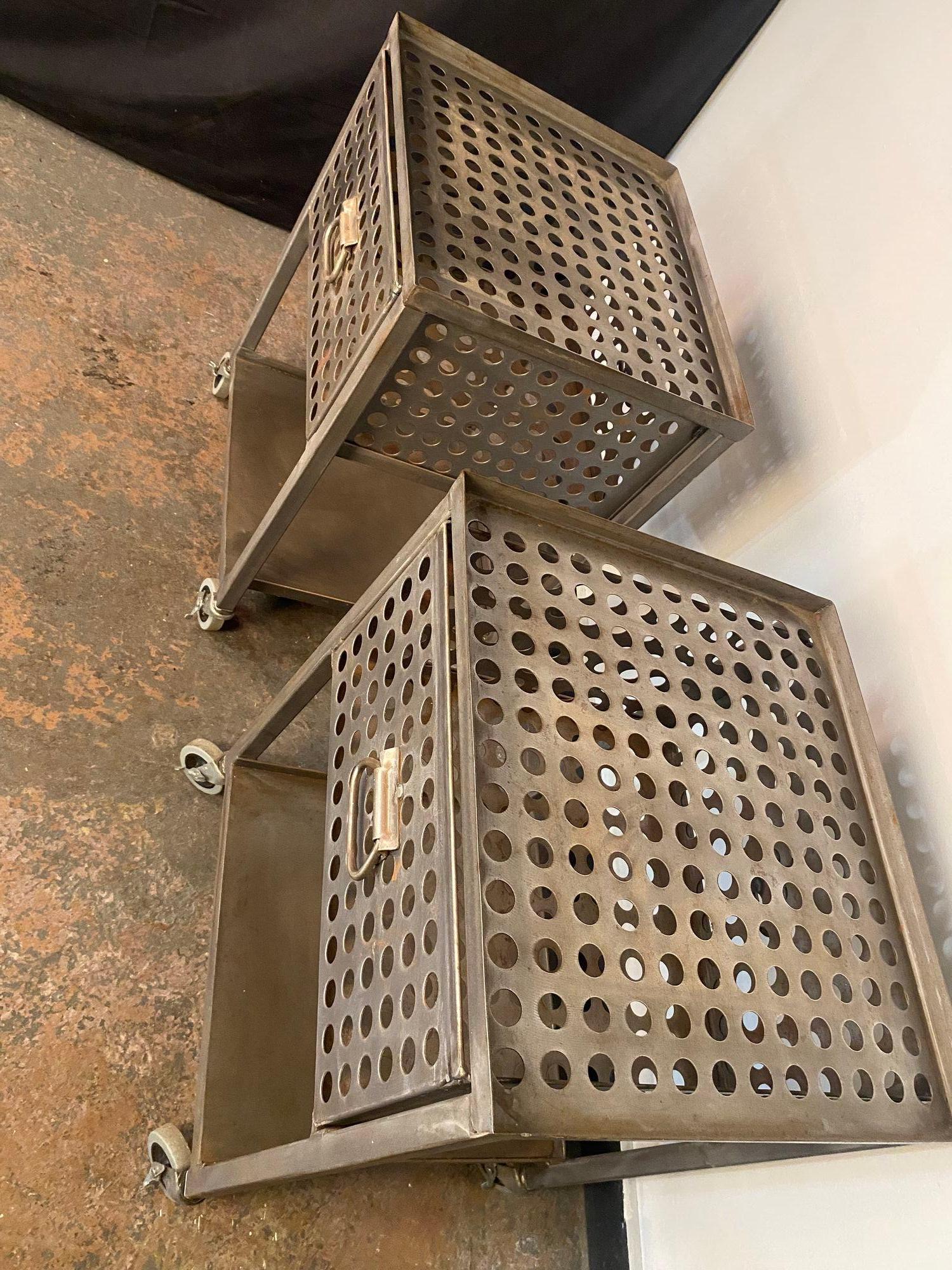 Acier ajouré Tables de nuit en acier perforé faites sur mesure en vente
