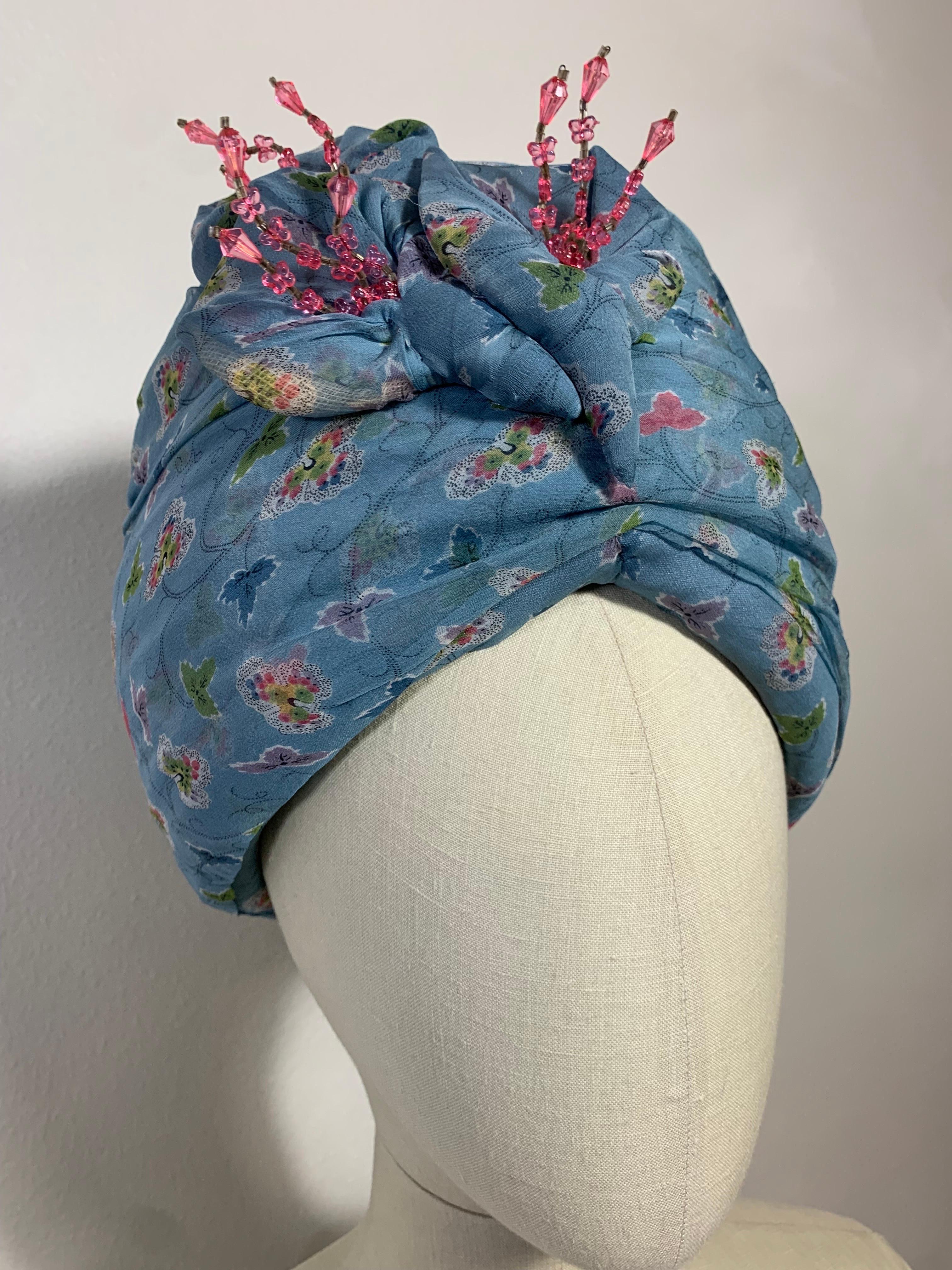 Turban imprimé floral bleu pervenche fait sur mesure w  Embellissement et épingle en cristal Excellent état - En vente à Gresham, OR