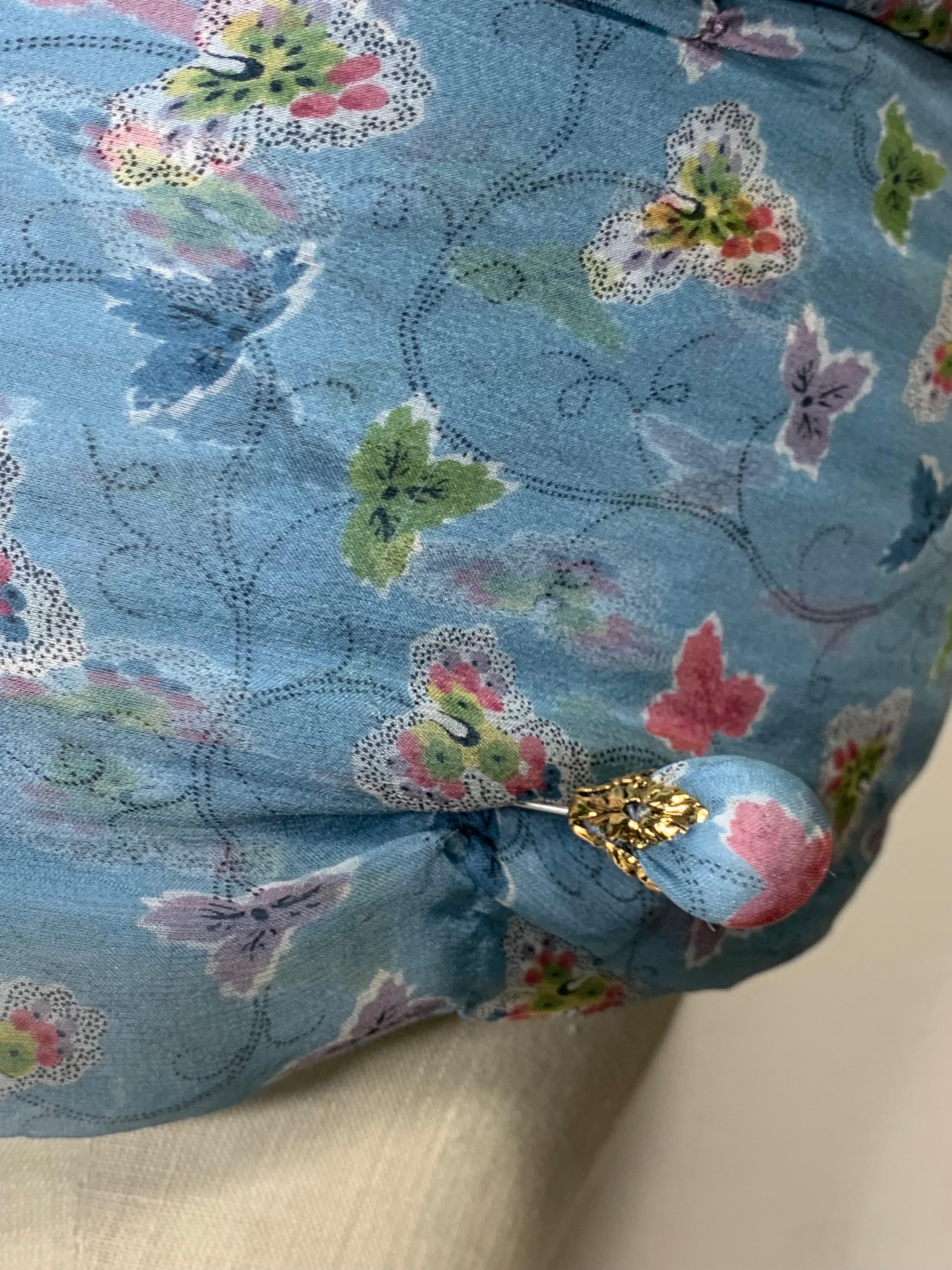 Custom Made Periwinkle Blue Floral Print Turban w  Kristall-Verzierung & Pin im Angebot 3