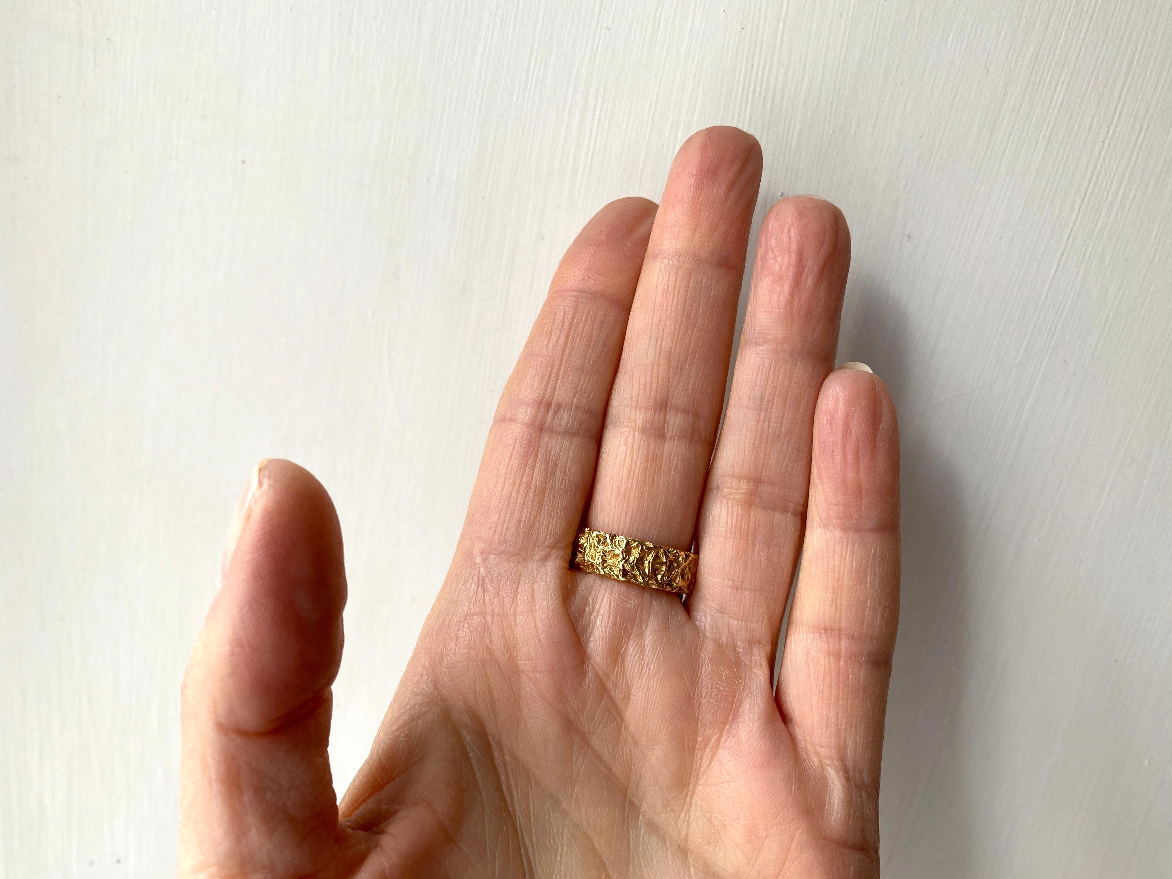 Bague de fiançailles unisexe personnalisée en or jaune 18 carats, fabriquée à la main en vente 3