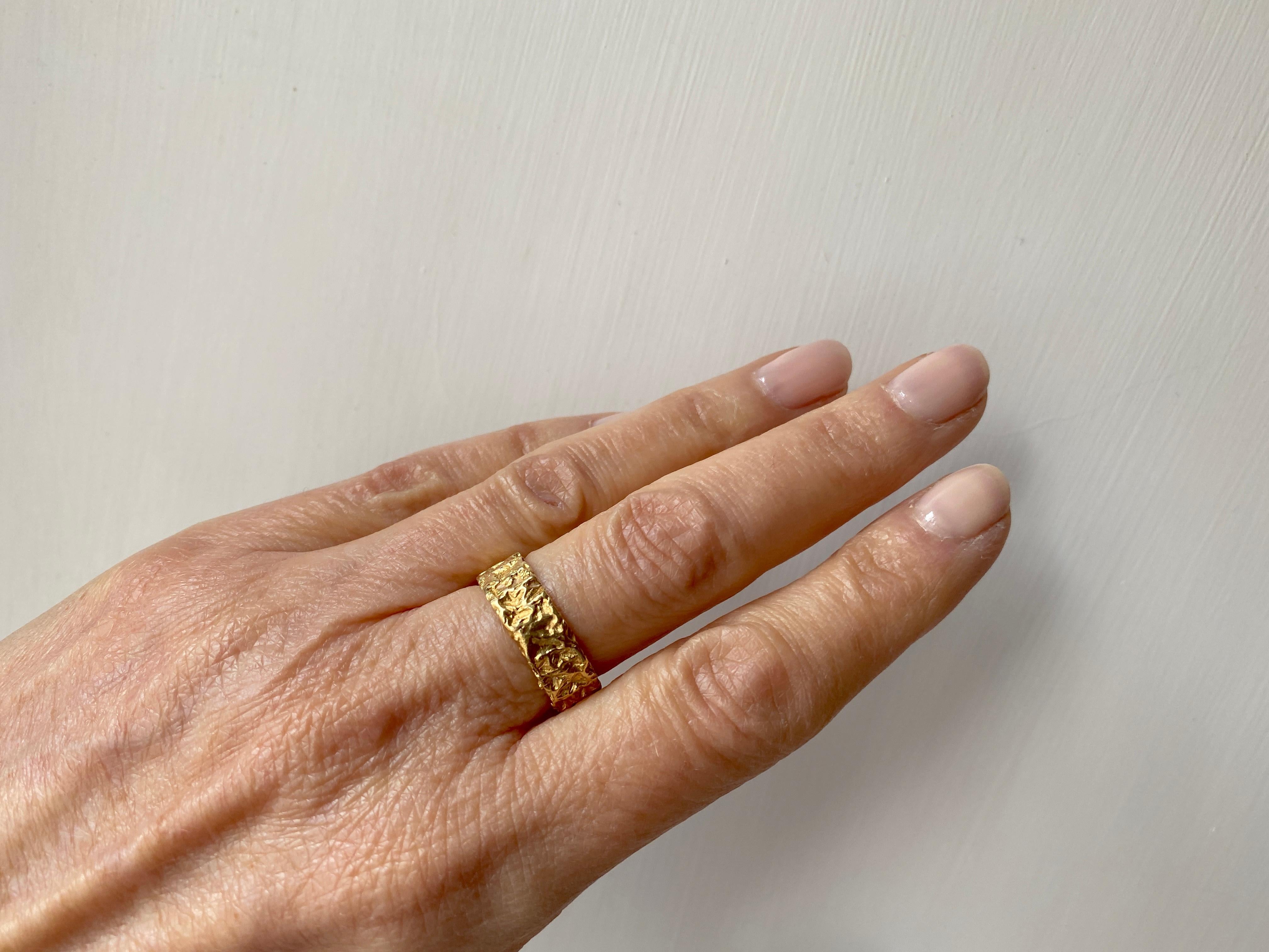 Bague de fiançailles unisexe personnalisée en or jaune 18 carats, fabriquée à la main en vente 4