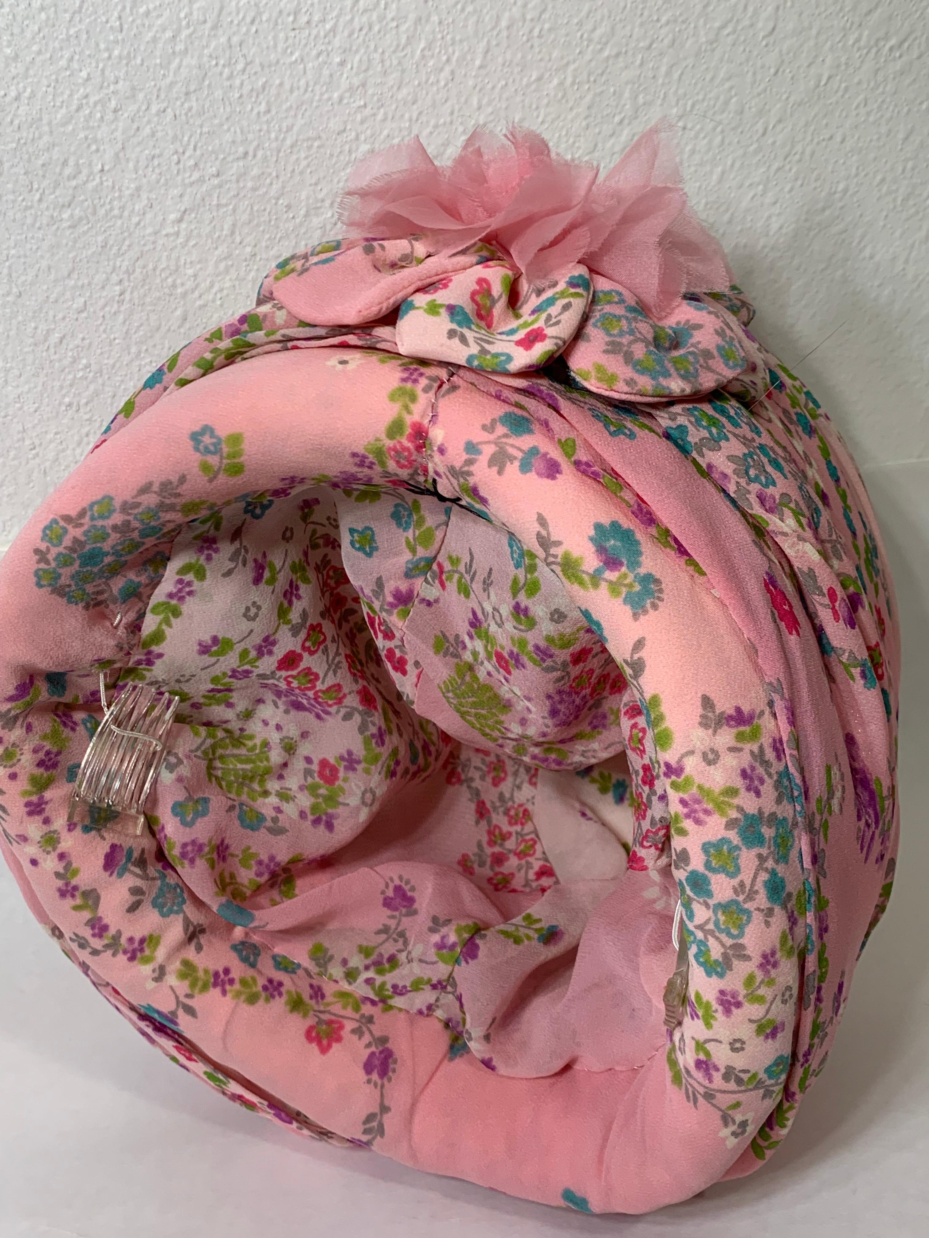 Maßgefertigte rosa geblümte Chiffon-Turban-Anstecknadel mit passender Blume an der Vorderseite und Hutnadel im Angebot 8