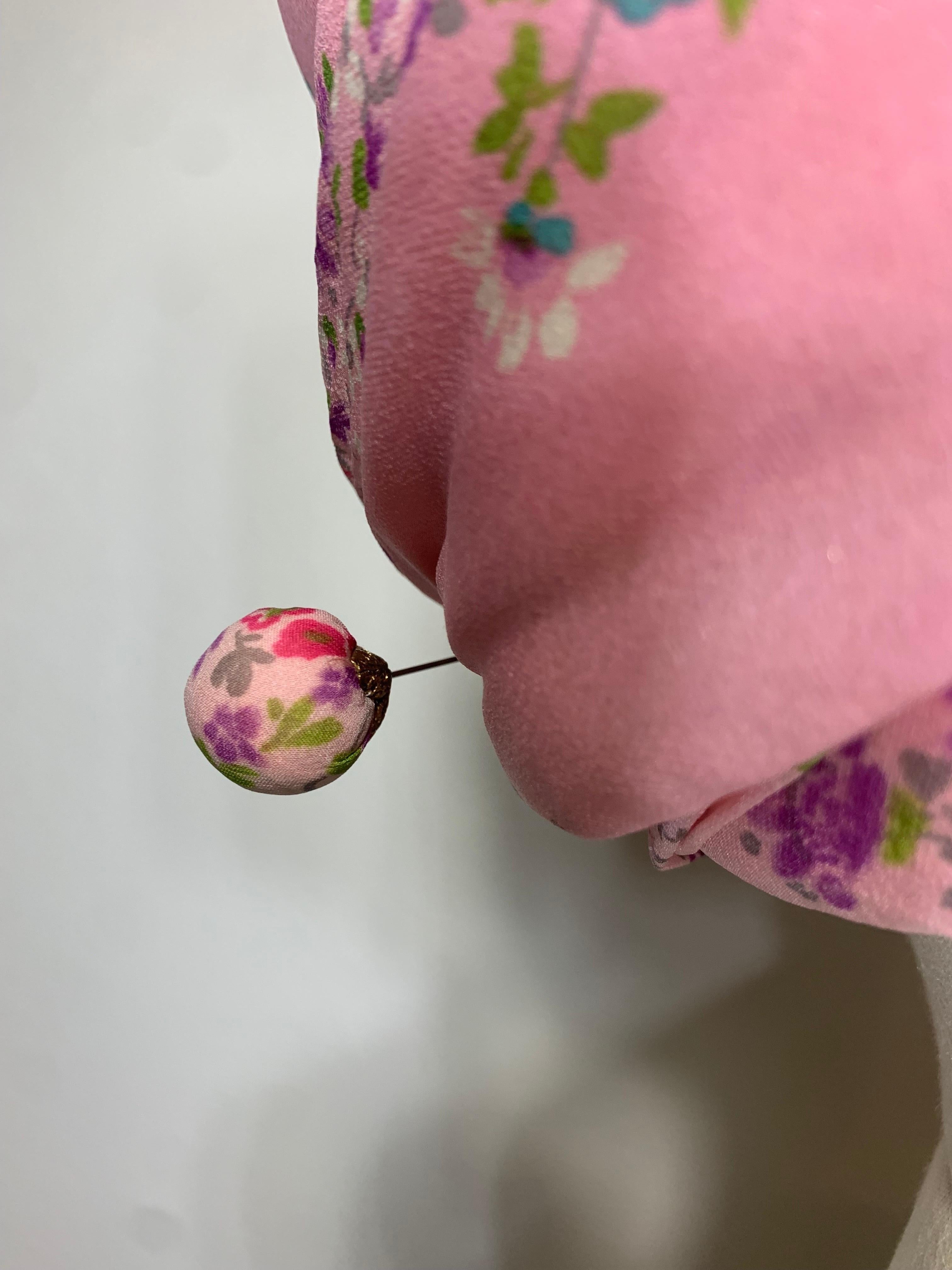 Maßgefertigte rosa geblümte Chiffon-Turban-Anstecknadel mit passender Blume an der Vorderseite und Hutnadel Damen im Angebot