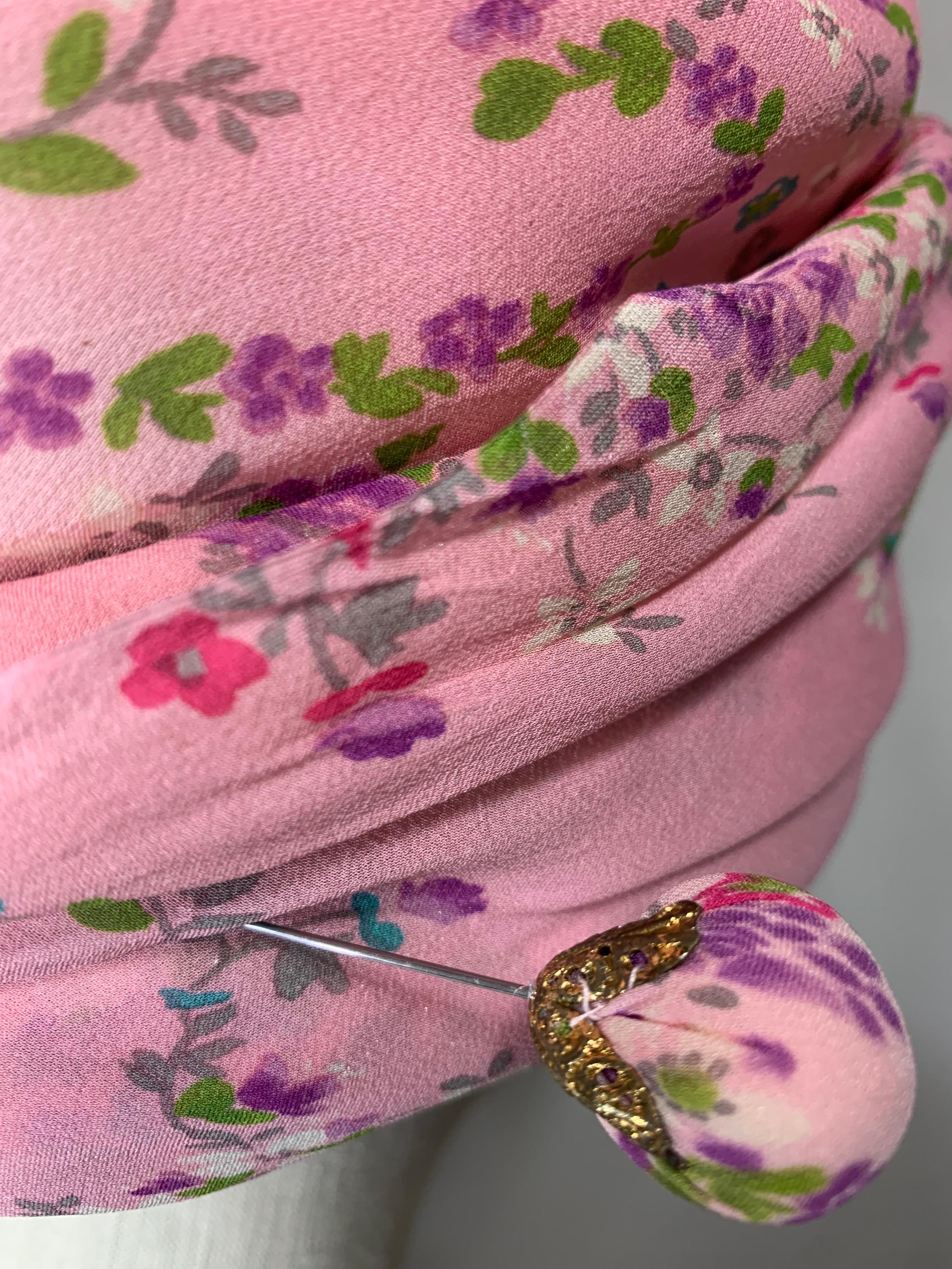 Maßgefertigte rosa geblümte Chiffon-Turban-Anstecknadel mit passender Blume an der Vorderseite und Hutnadel im Angebot 3