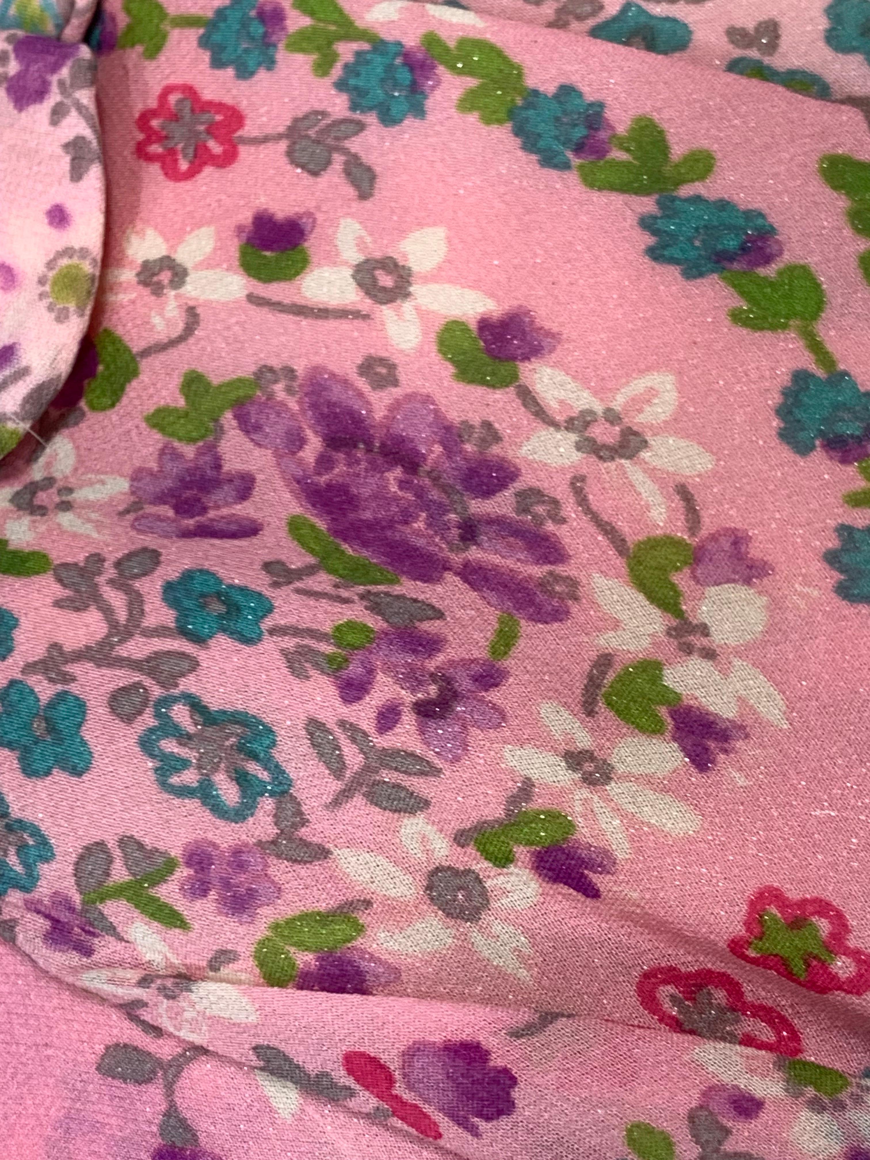 Maßgefertigte rosa geblümte Chiffon-Turban-Anstecknadel mit passender Blume an der Vorderseite und Hutnadel im Angebot 5
