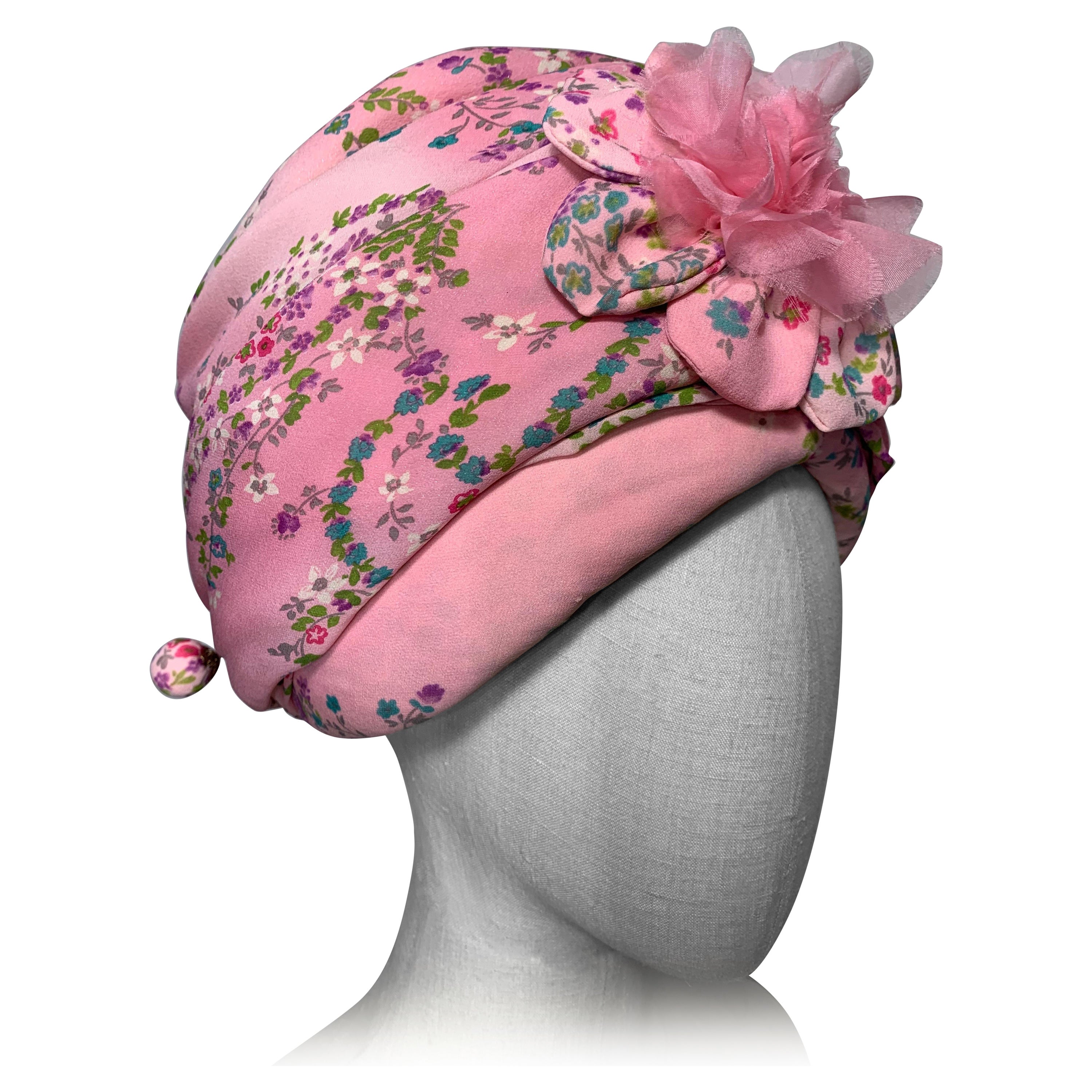 Turbante de gasa floral rosa a medida con flor a juego en la parte delantera y pasador de sombrero