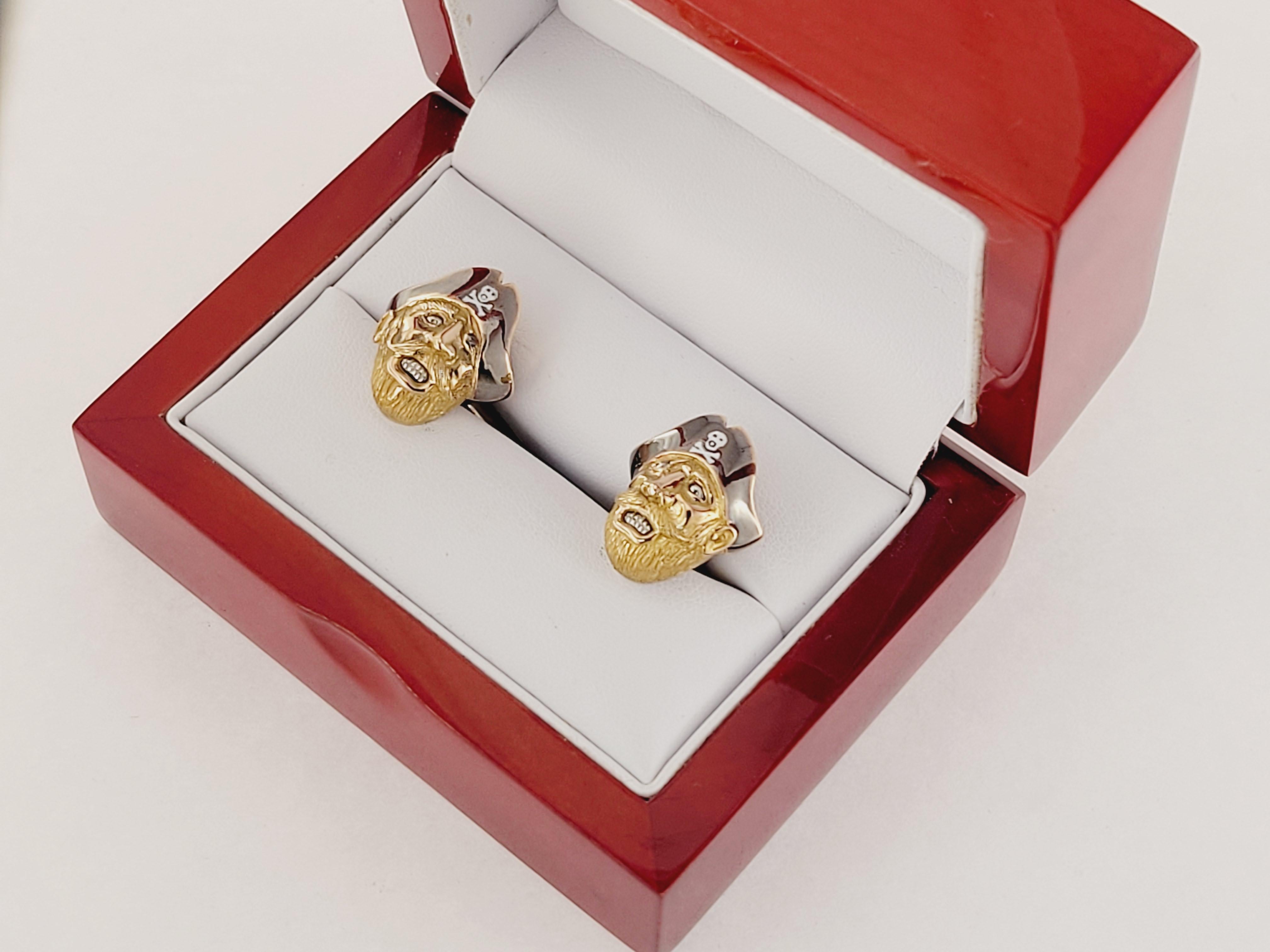Custom Made Pirates Cufflinks 18K Yellow gold In New Condition For Sale In New York, NY