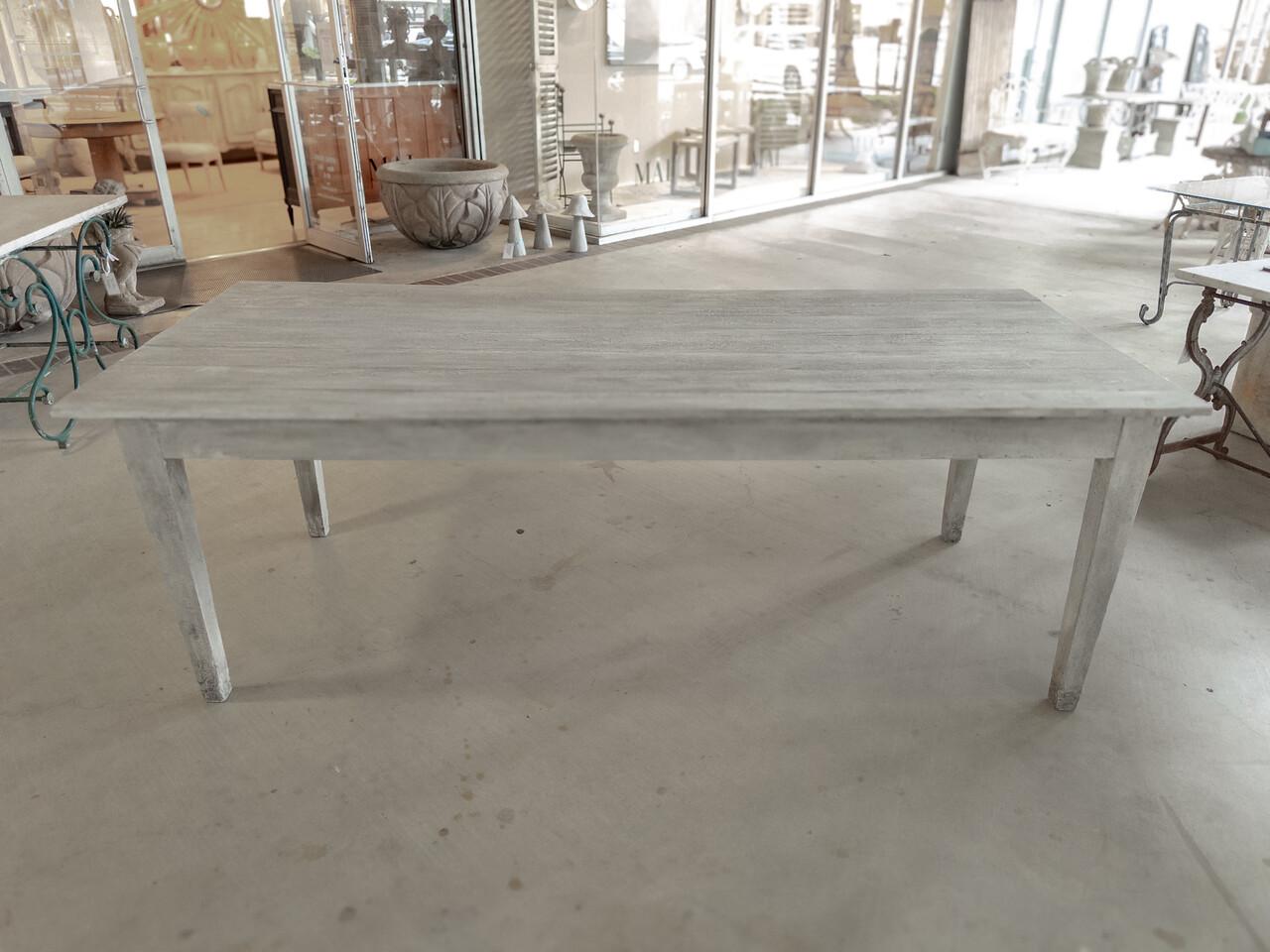 Il Plank Top Farm Table, realizzato su misura, è un capolavoro rustico che unisce funzionalità e artigianalità. Il suo design emana un fascino caldo e invitante che richiama la semplicità e il comfort della vita in fattoria.

Il piano del tavolo è