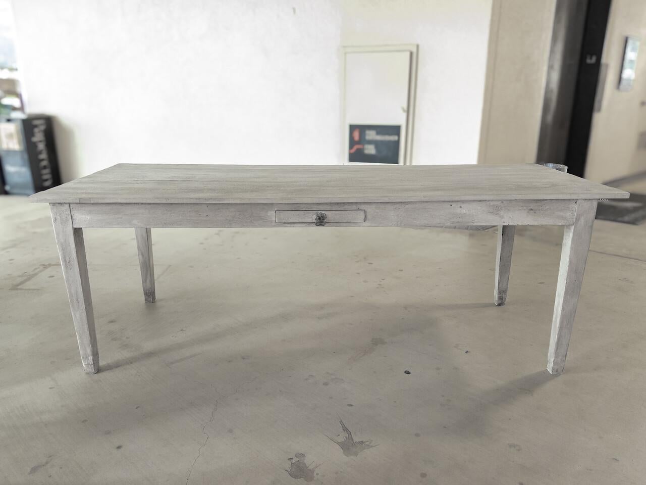 CUSTOM MADE Bauernhoftisch mit Plankenplatte und lackierter Oberfläche im Angebot 1