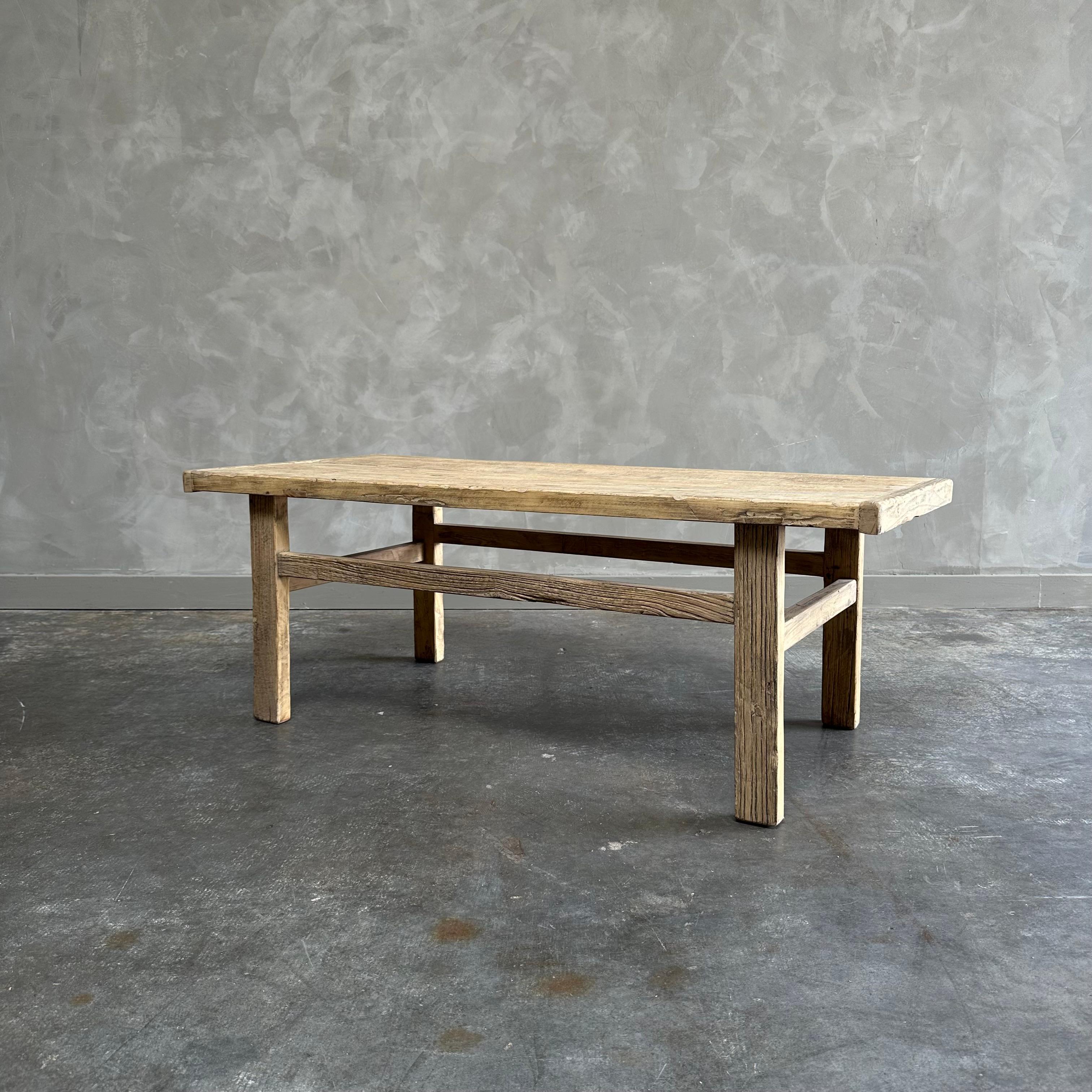 Table basse en bois d'orme récupéré faite sur mesure Neuf - En vente à Brea, CA
