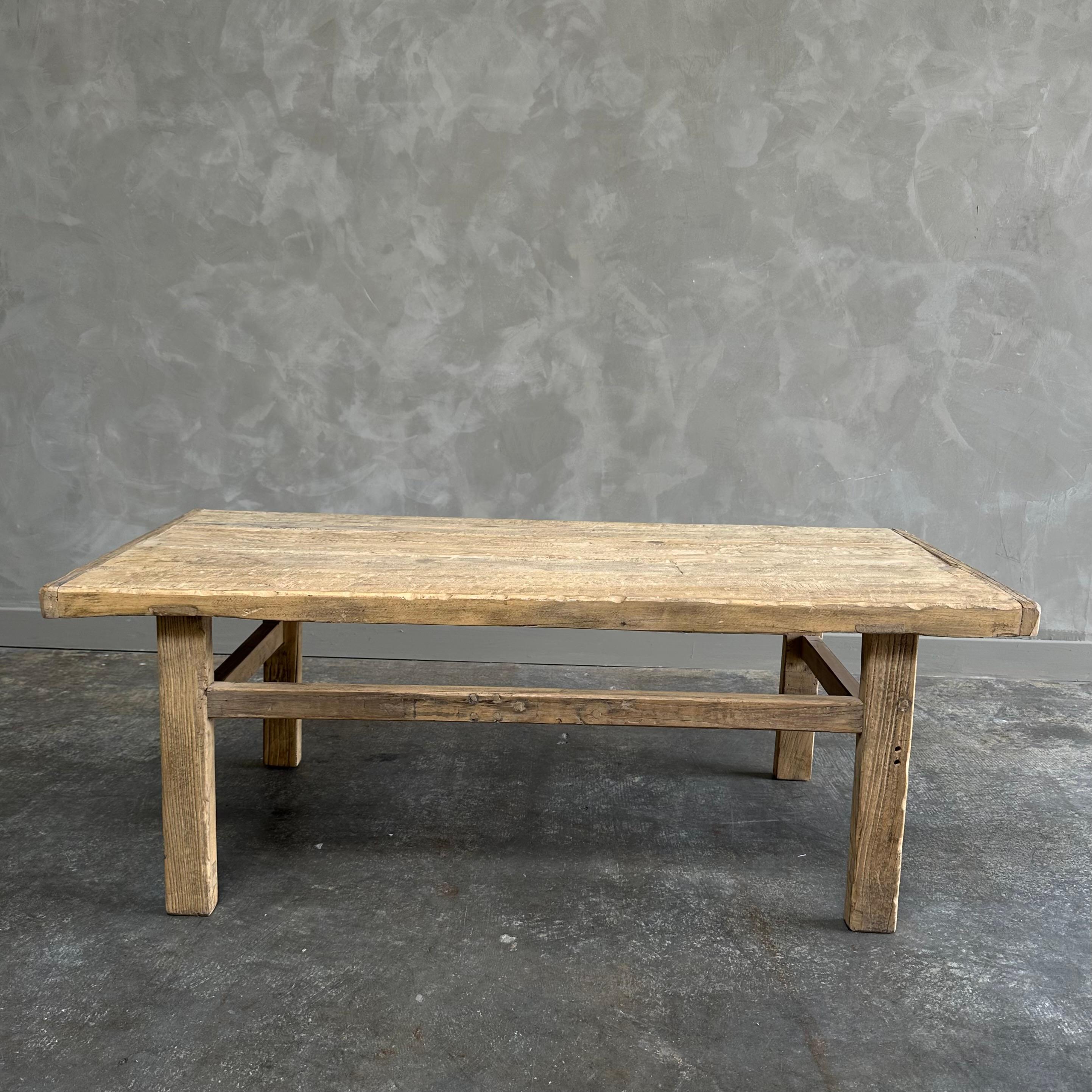 XXIe siècle et contemporain Table basse en bois d'orme récupéré faite sur mesure en vente