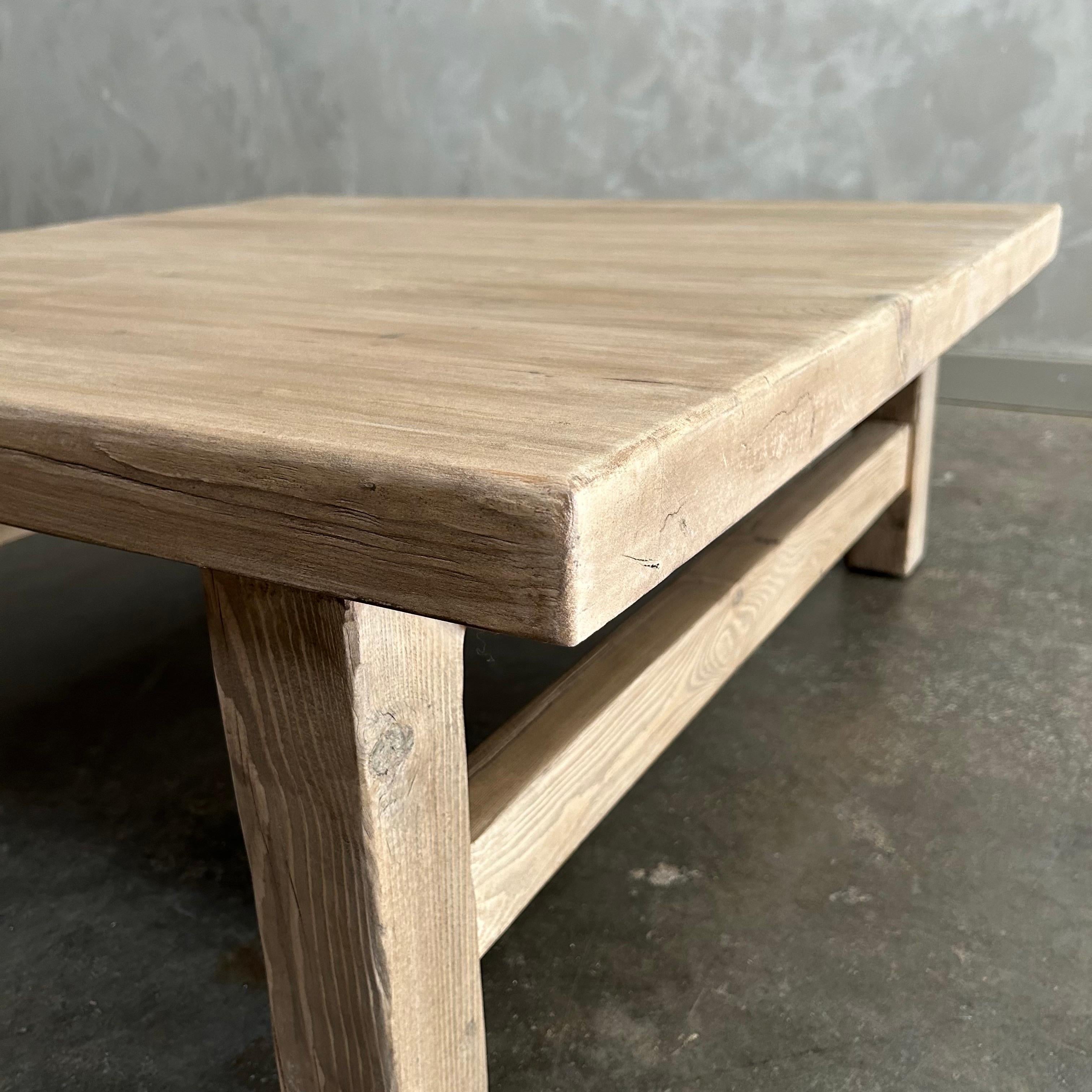 XXIe siècle et contemporain CUSTOM MADE Table basse carrée en bois d'orme récupéré, faite sur mesure en vente