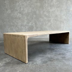 Maßgefertigter Wasserfall-Couchtisch aus aufgearbeitetem Ulmenholz