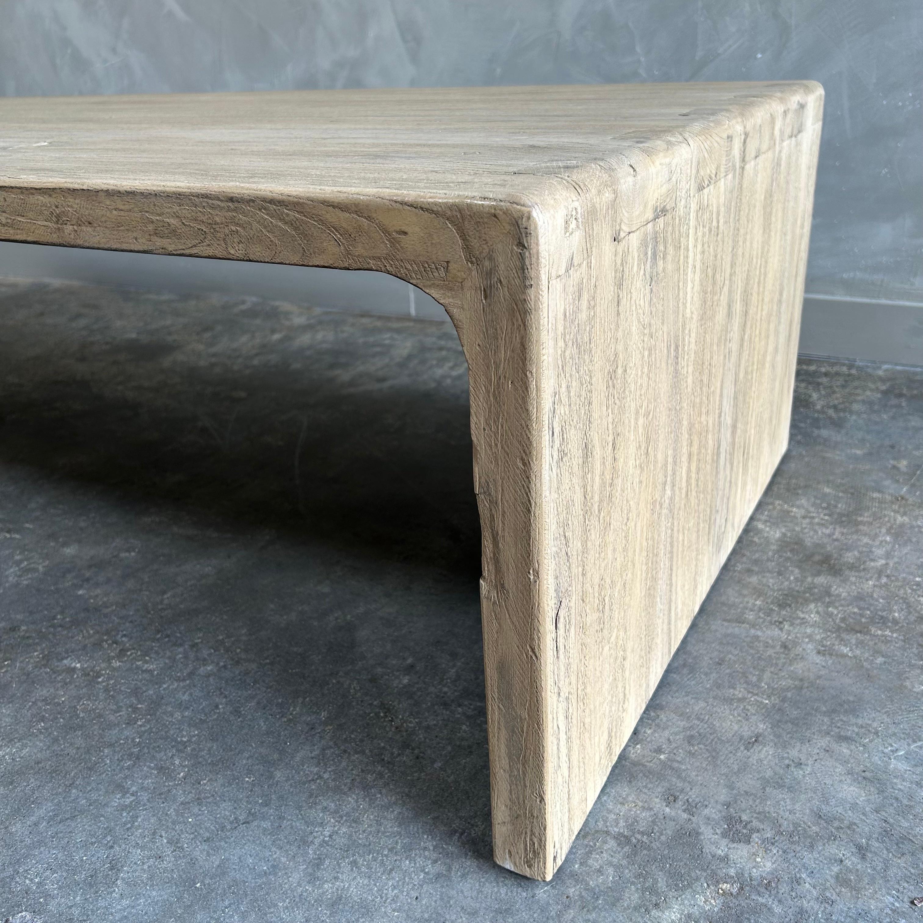 Table basse sur mesure en bois d'orme recyclé avec cascade en vente 4