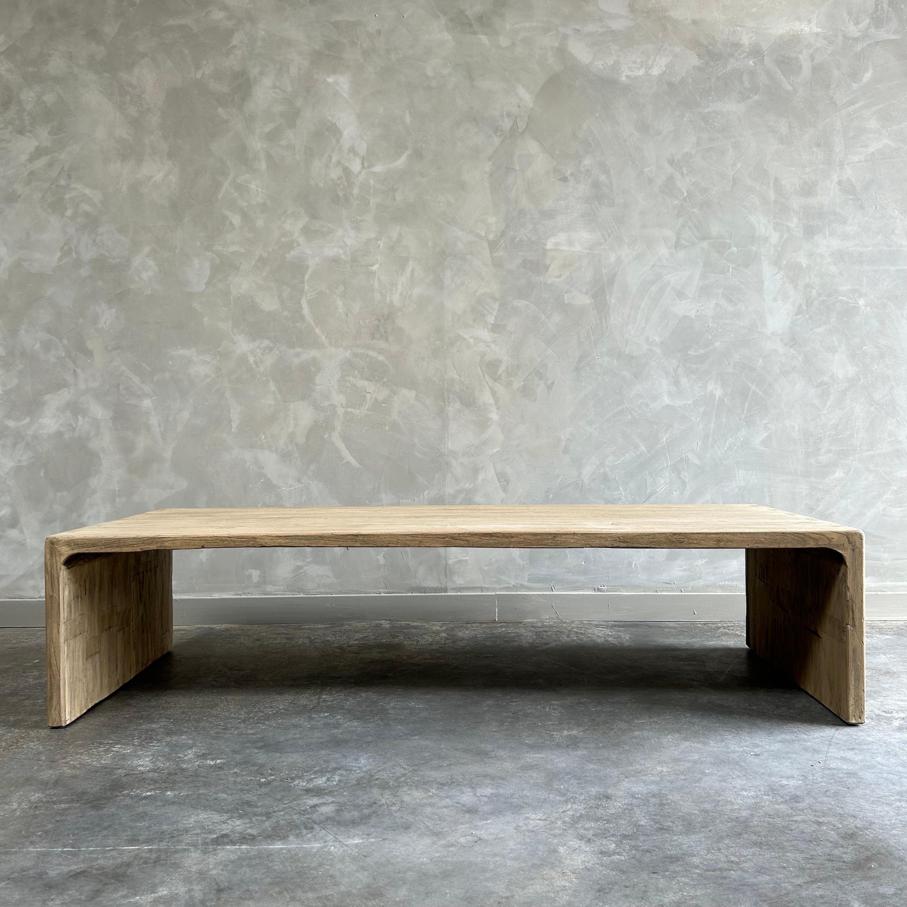 XXIe siècle et contemporain Table basse sur mesure en bois d'orme recyclé avec cascade en vente