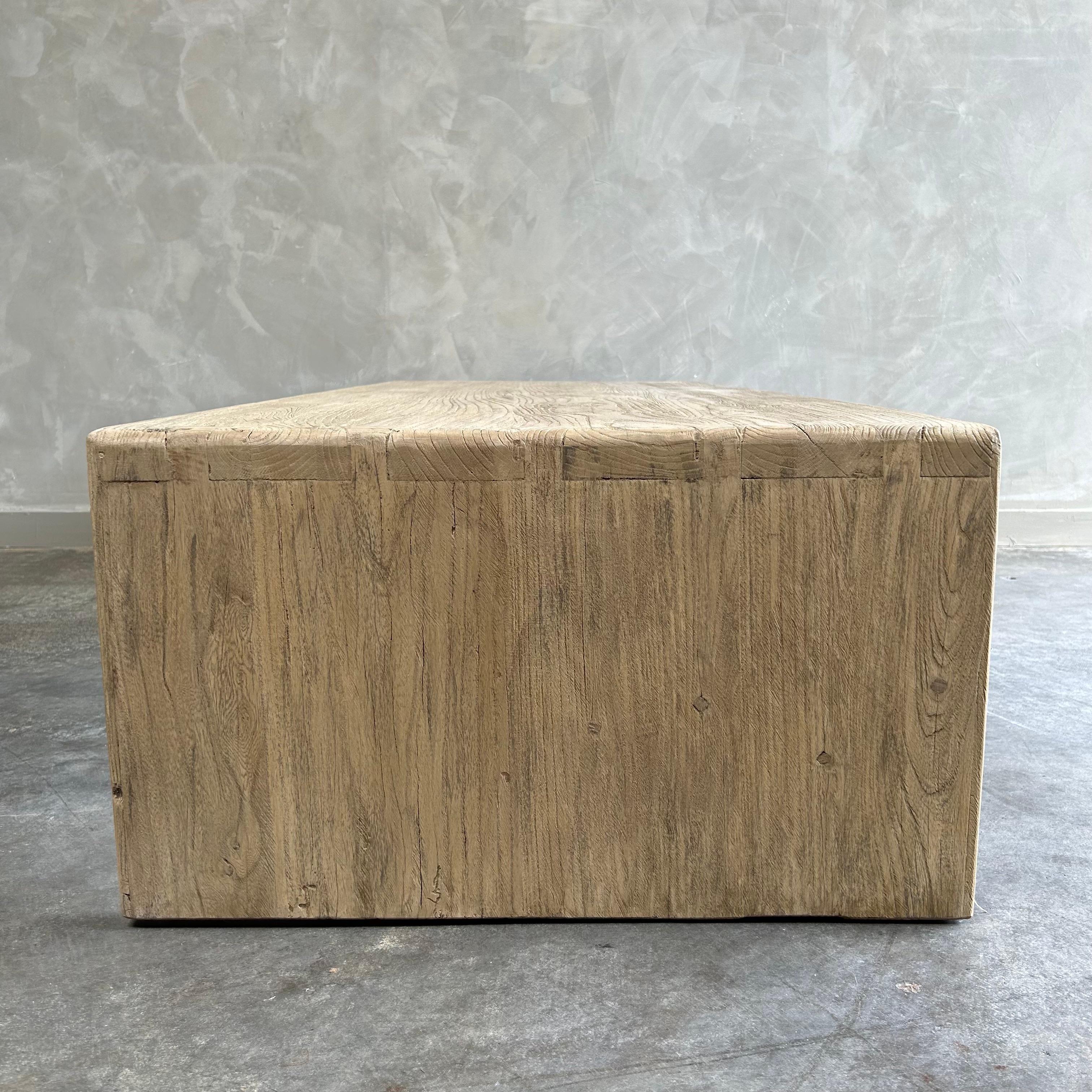 Table basse sur mesure en bois d'orme recyclé avec cascade en vente 5