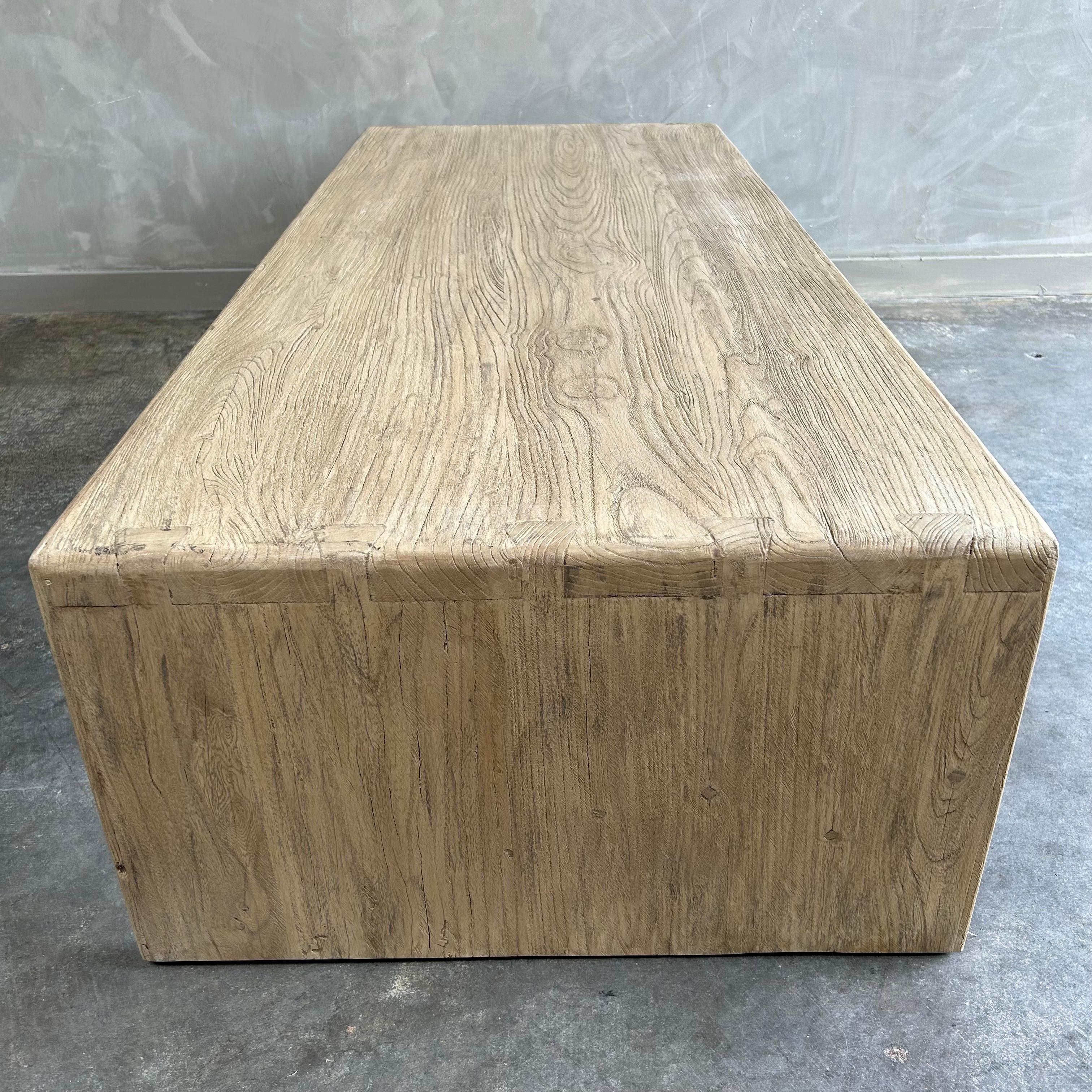 Table basse sur mesure en bois d'orme recyclé avec cascade en vente 2