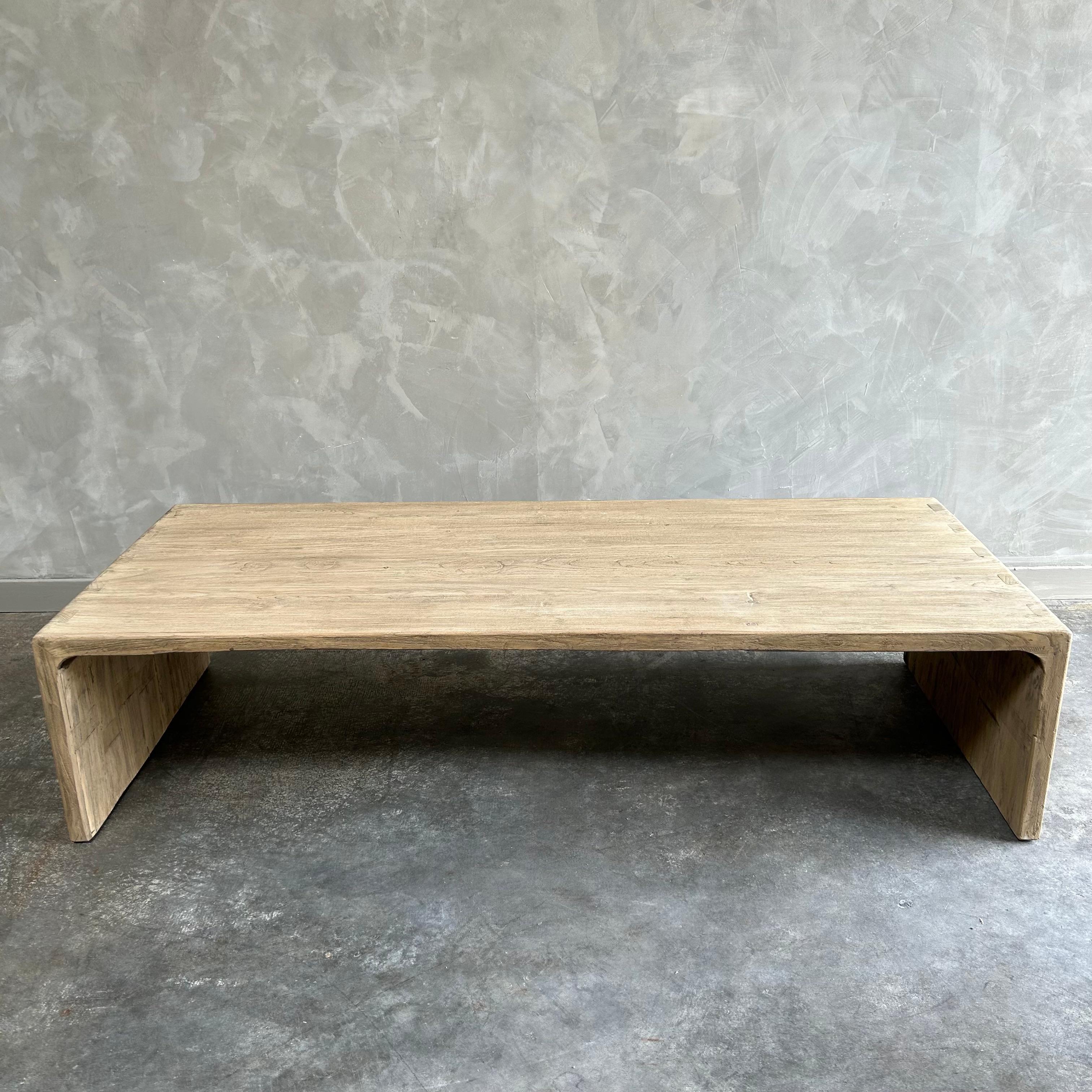 Table basse sur mesure en bois d'orme recyclé avec cascade en vente 1