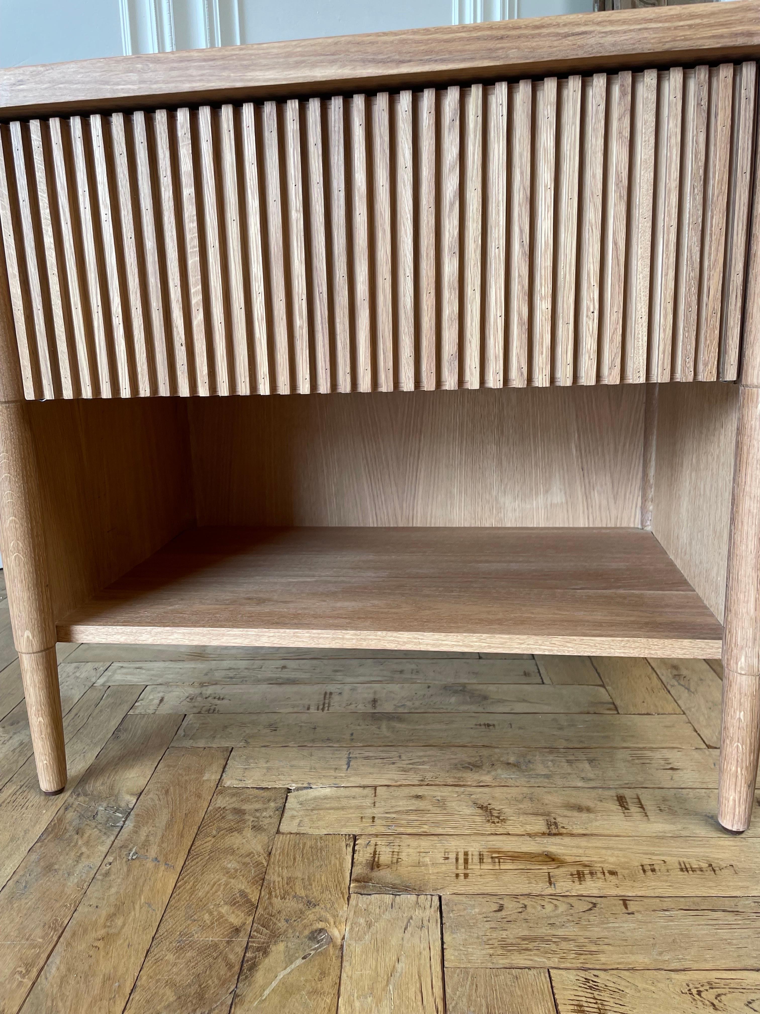 Table de nuit en chêne blanc cannelé fabriquée sur mesure avec un seul tiroir 5