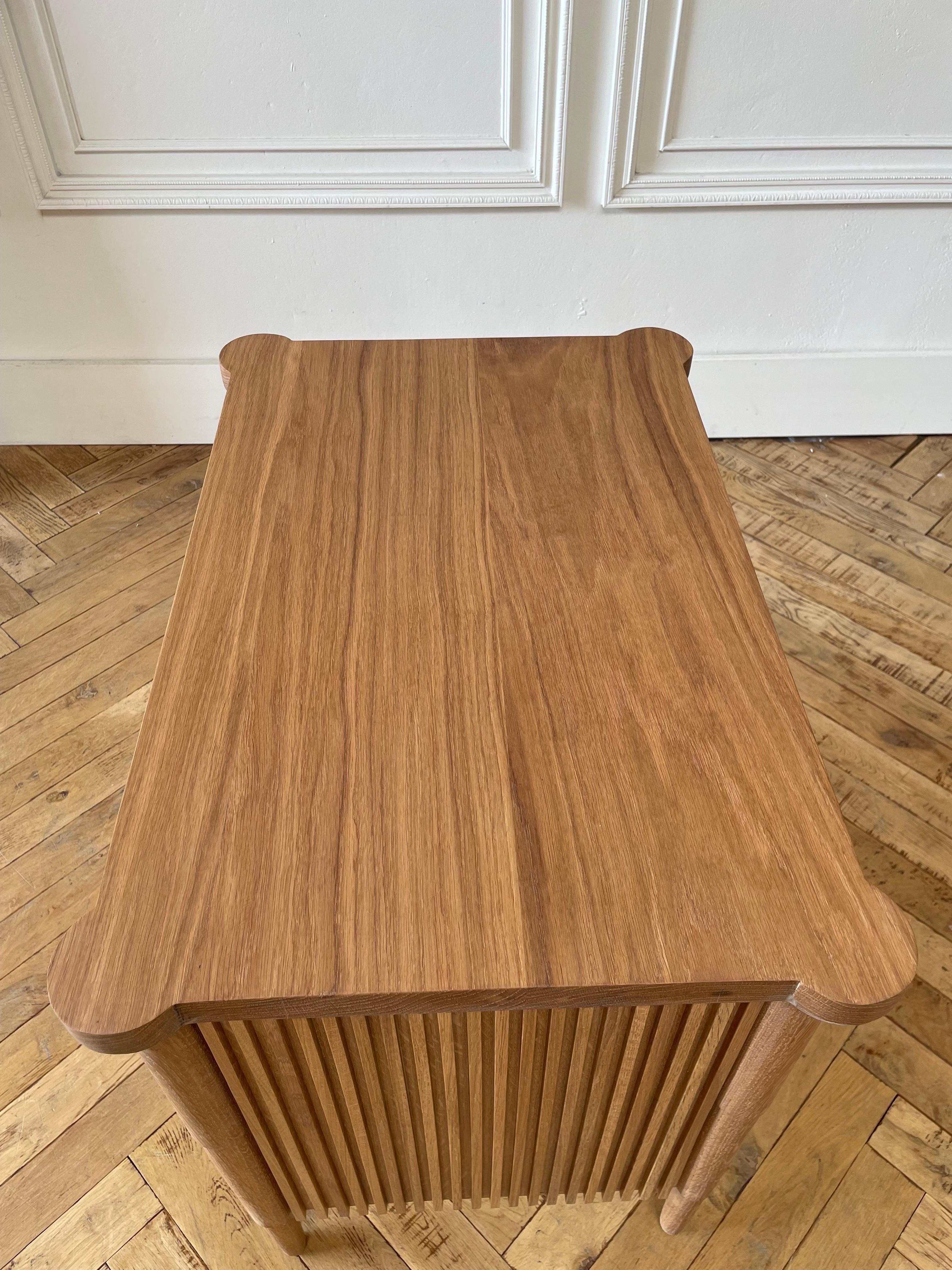 XXIe siècle et contemporain Table de nuit en chêne blanc cannelé fabriquée sur mesure avec un seul tiroir