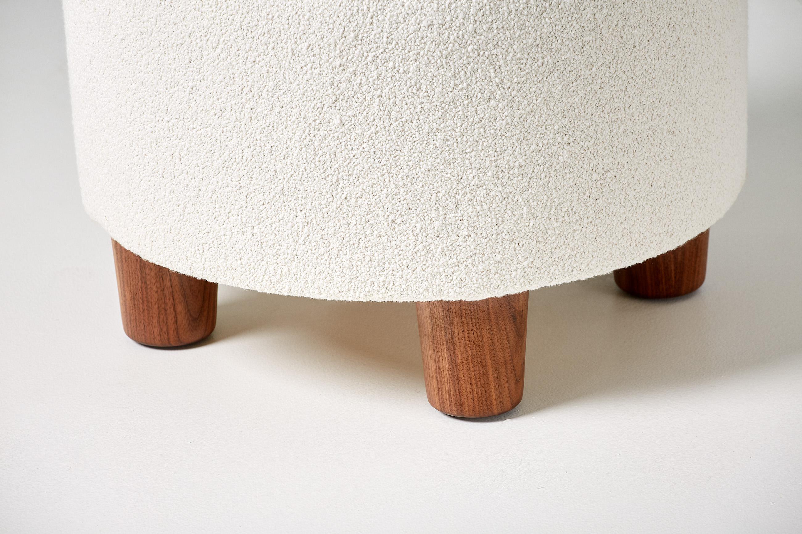 Scandinave moderne Pouf rond en bouclette fait sur mesure avec pieds en noyer en vente