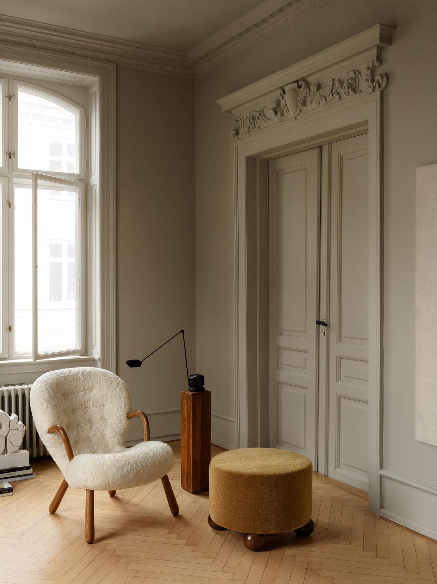 Scandinavo moderno Pouf rotondo in velluto mohair su misura con piedini a sfera Oak Ball in vendita