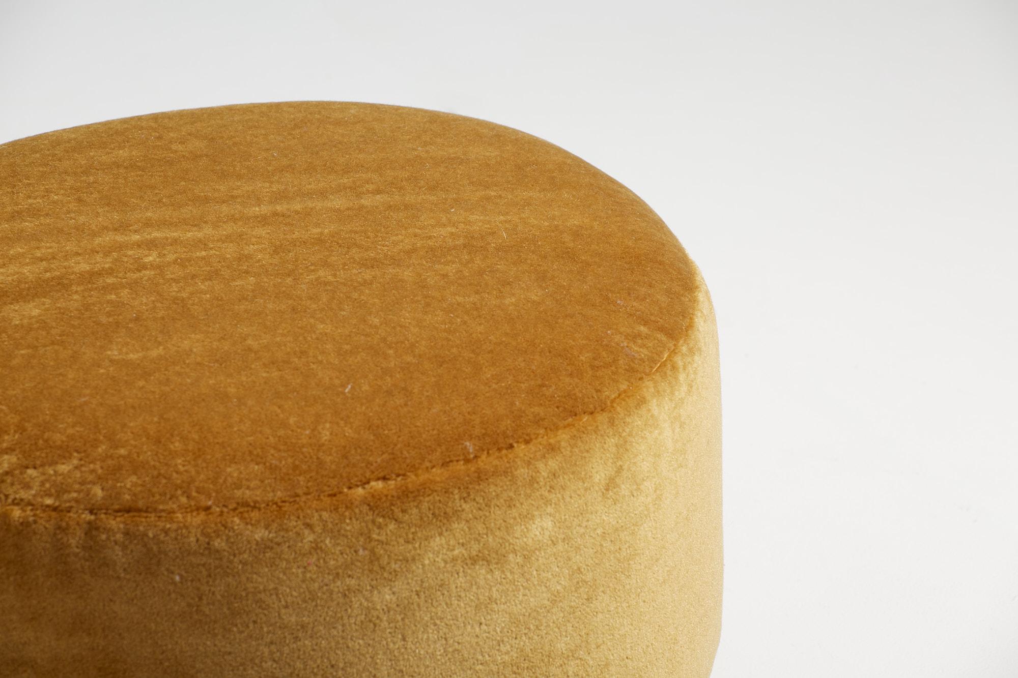 Britannique Pouf rond en velours mohair fait sur mesure avec pieds en boule de chêne en vente