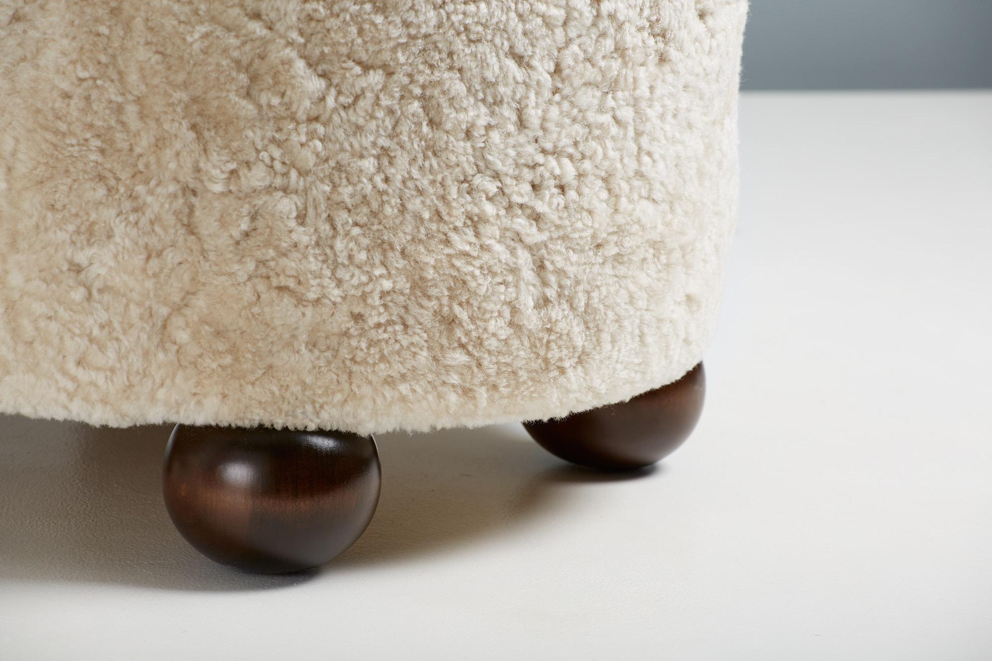 Custom Made Round Sheepskin Ottoman with Dark Ball Feet In New Condition For Sale In London, GB