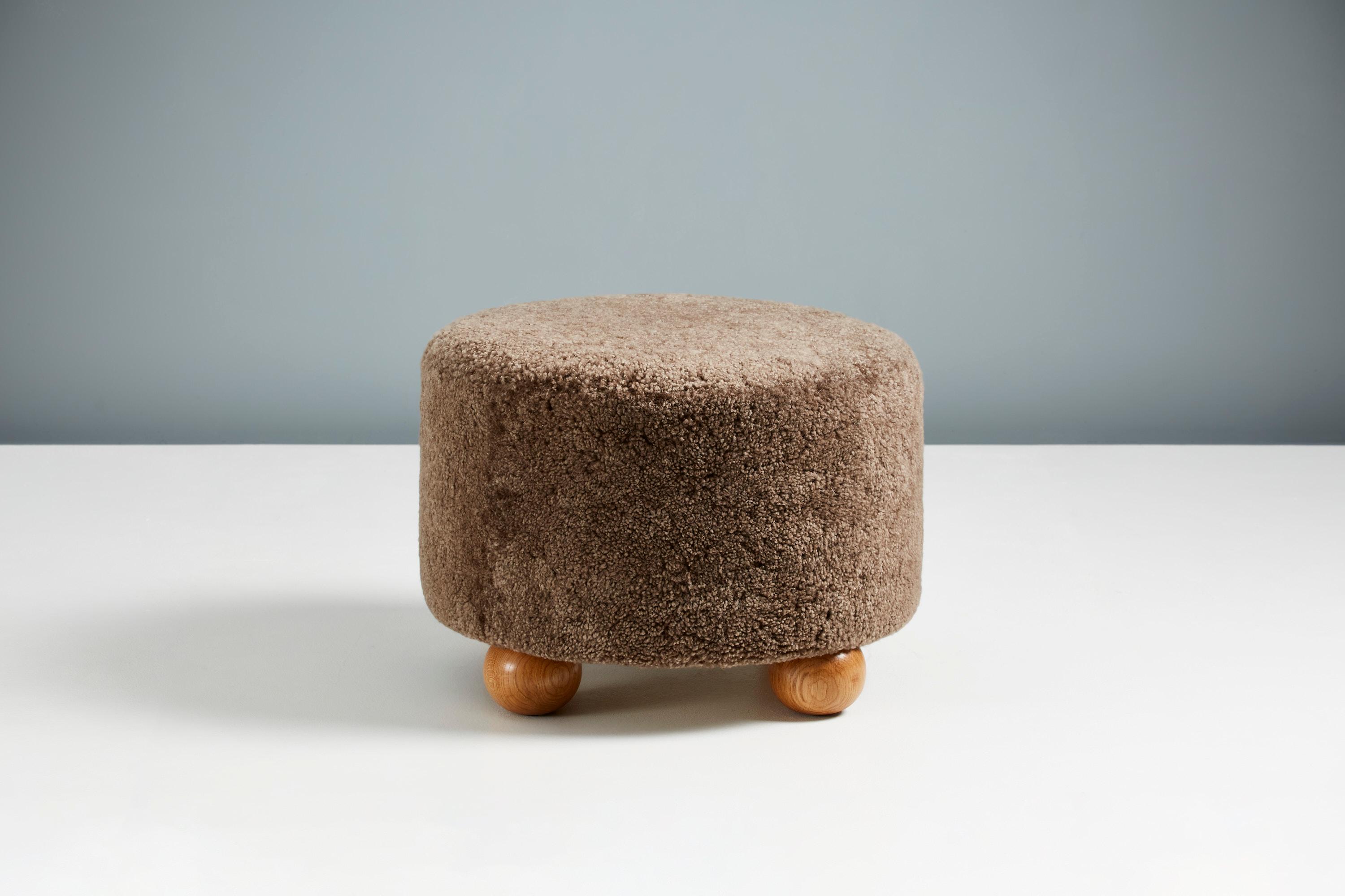 Pouf su misura sviluppati e prodotti nei nostri laboratori di Londra con materiali di altissima qualità. Questi esemplari sono rivestiti in calda pelle di pecora grigia e sono dotati di piedi a sfera in rovere oliato.
 