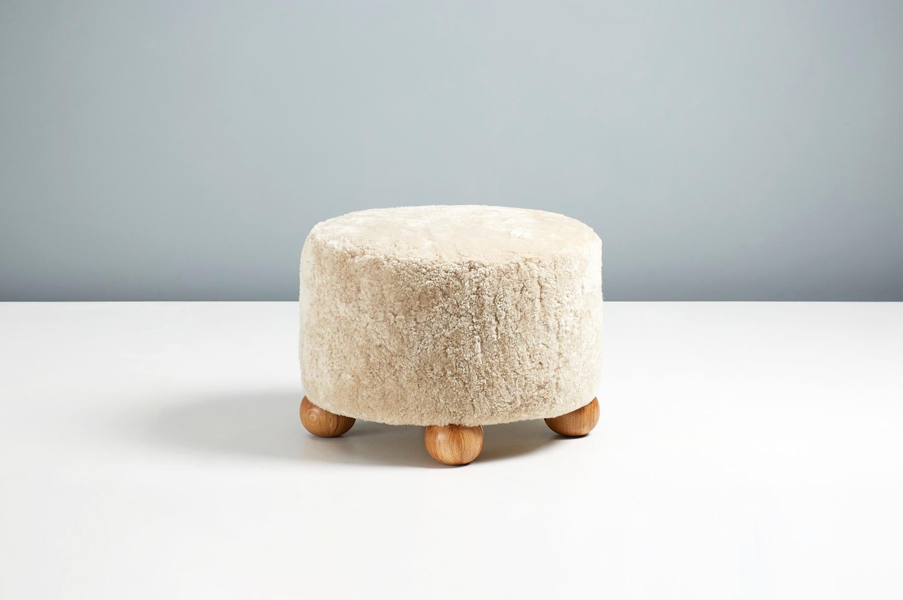Scandinave moderne Pouf rond en peau de mouton fait sur mesure avec pieds en boule de chêne en vente