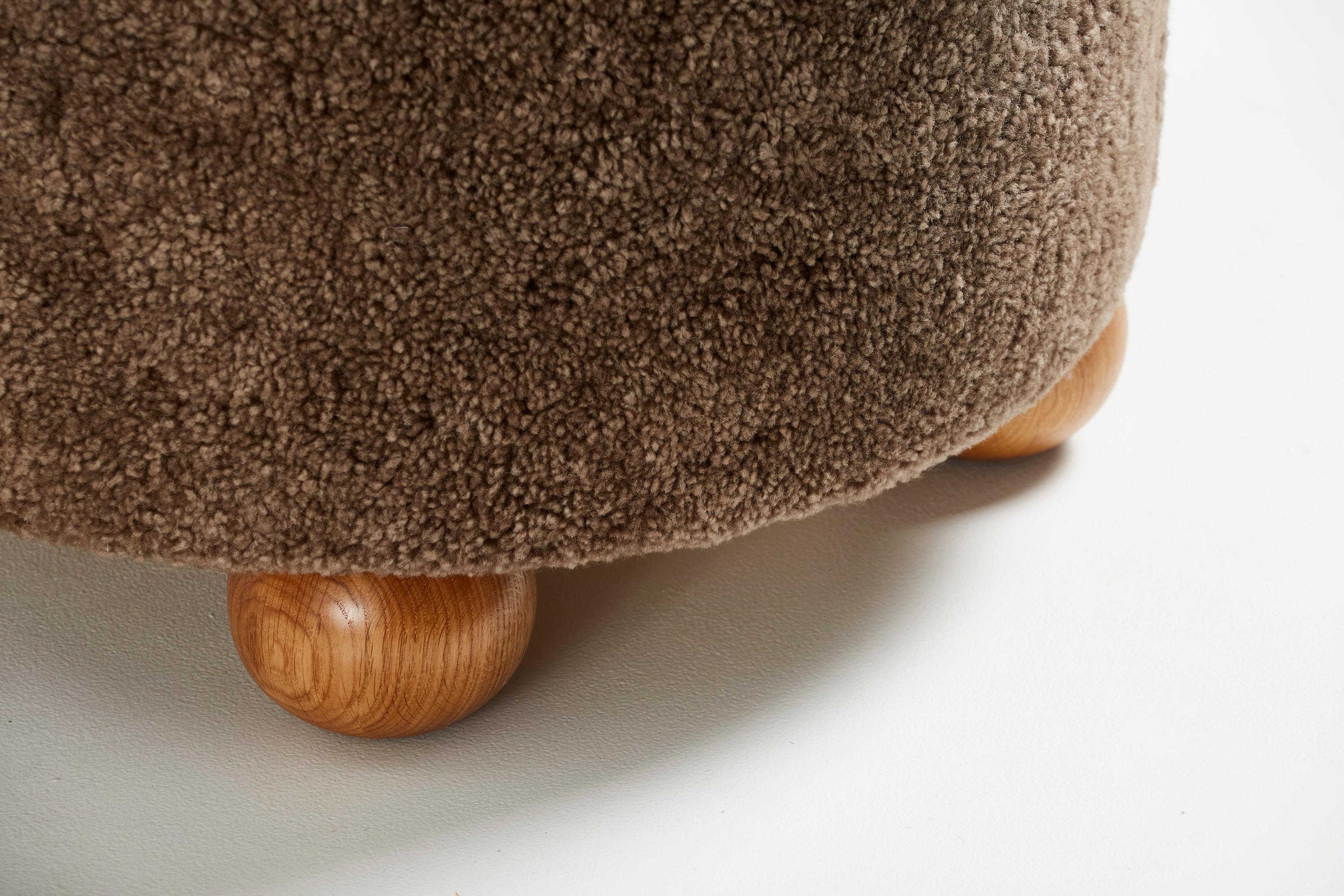 Pouf rond en peau de mouton fait sur mesure avec pieds en boule de chêne en vente 1