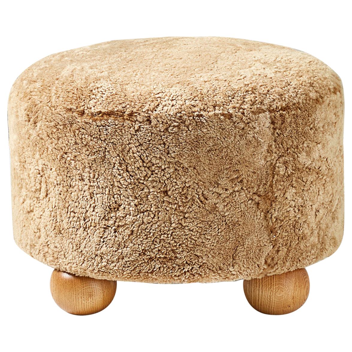 Pouf rond en peau de mouton fait sur mesure avec pieds en boule de chêne en vente