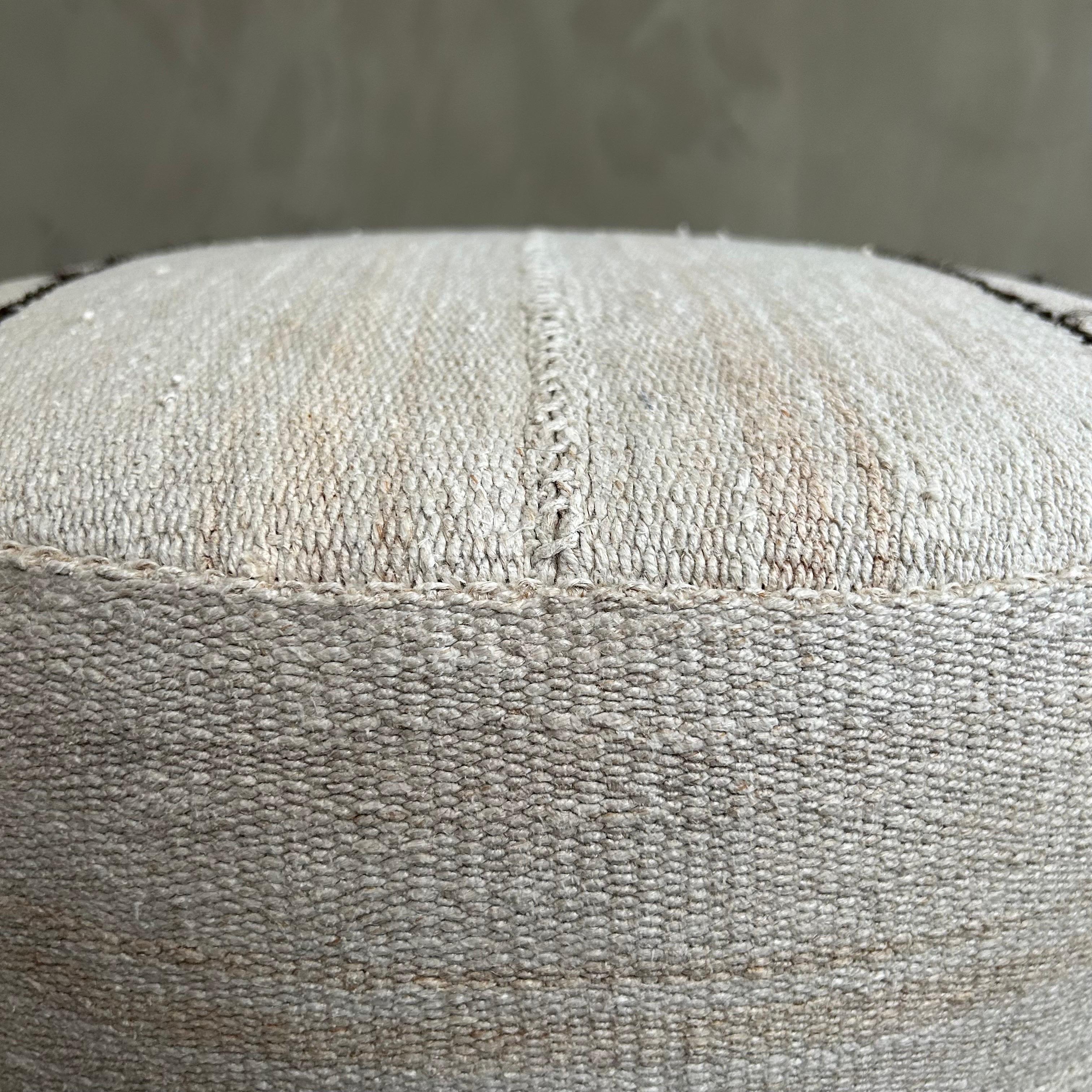 Paire d'ottomans ronds en laine turque à rayures, faits sur mesure en vente 2