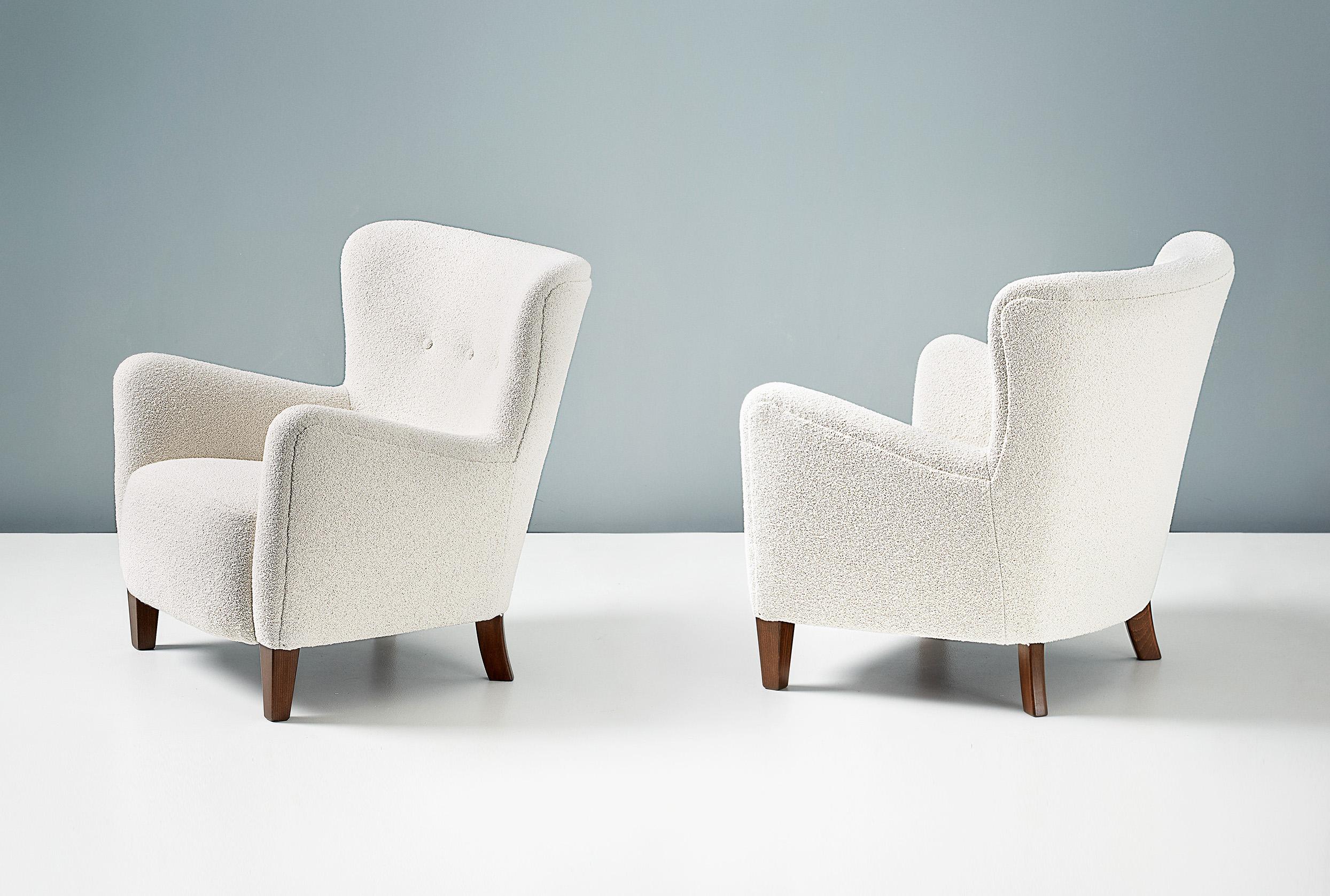 Dagmar design

RYO Armchairs

A pair of custom made lounge chairs developed and produced at our workshops in London using the highest quality materials. These examples are upholstered in luxurious cotton-wool blend off-white bouclé fabric and