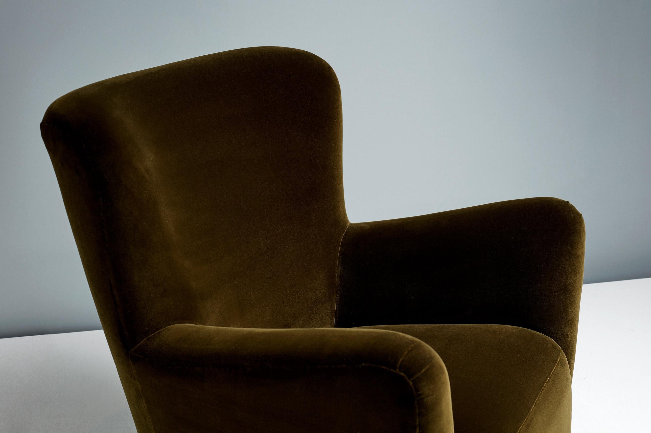Ryo Lounge Chair in Moss Green Velvet by Dagmar In New Condition For Sale In London, GB