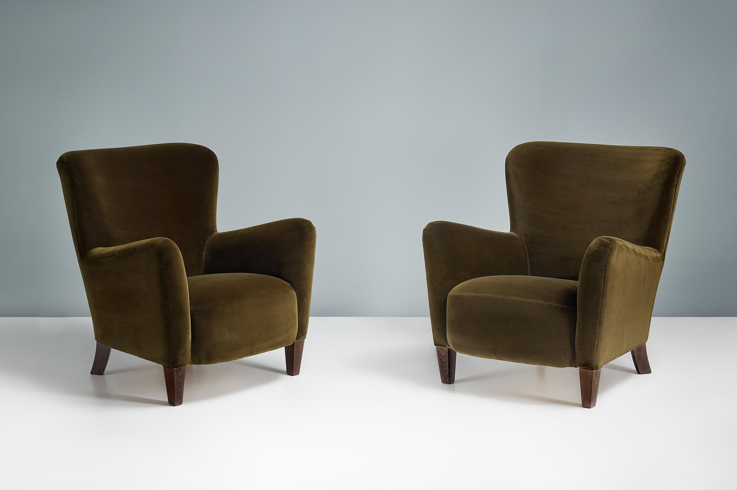 Ryo Lounge Chairs in Moss Green Velvet by Dagmar In New Condition For Sale In London, GB
