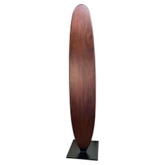 CUSTOM MADE Surfbrett-Skulptur aus Sapele-Holz auf schwerem Eisensockel