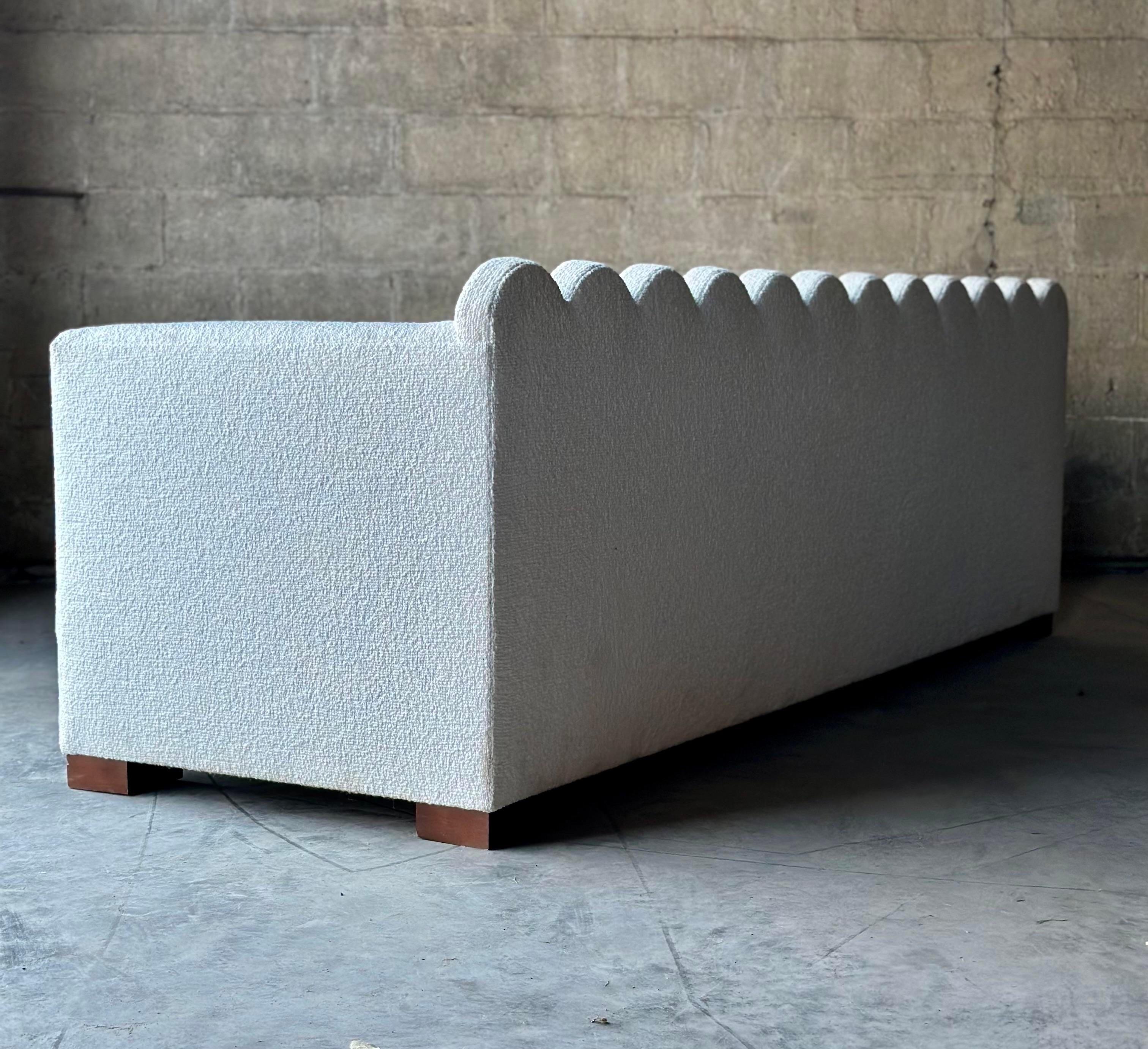 CUSTOM MADE Bouclé-Sofa mit Wellenschliff im Zustand „Hervorragend“ im Angebot in Hudson, NY