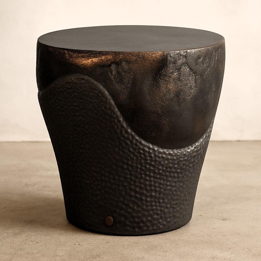 Umgeben Sie Ihren Raum mit der modernen Eleganz dieses Couchtisches, der mit seinem Bronze-Finish einen Hauch von luxuriöser Raffinesse vermittelt. Das einzigartige Design dieses Beistelltischs überschreitet die traditionellen Grenzen und bietet ein