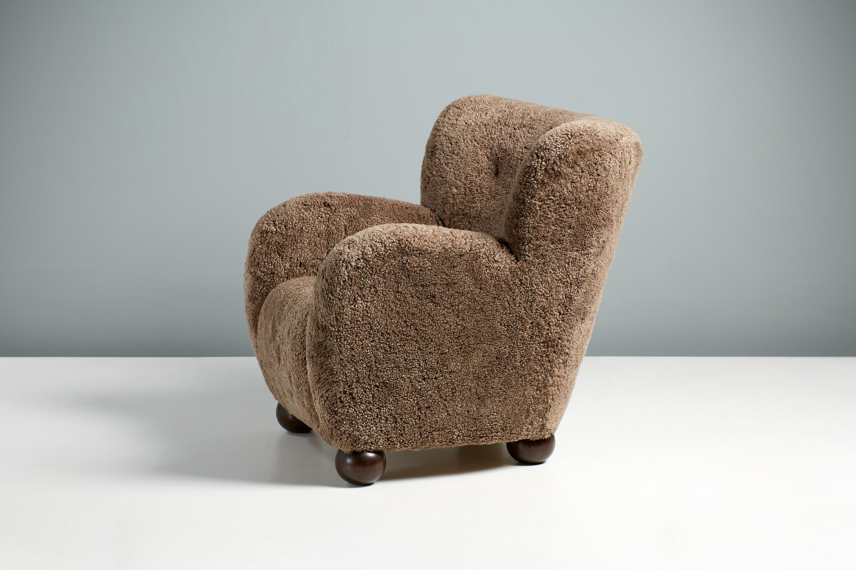 Dagmar Design - Karu Sessel.

Der Sessel Karu wird auf Bestellung in unseren Werkstätten in Großbritannien handgefertigt und besteht aus einem massiven Buchenholzrahmen und einem voll gefederten Sitz. Die runden Kugelfüße sind in geölter Eiche,