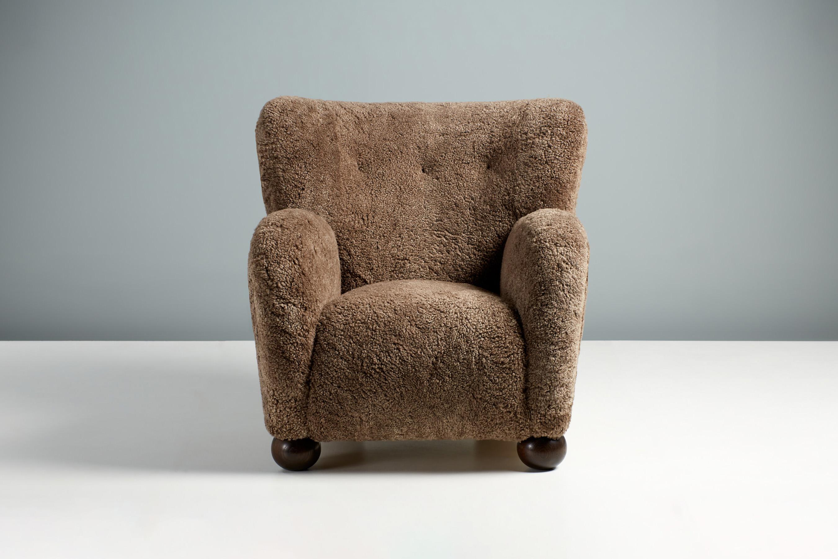 Britannique Fauteuil Karu en peau de mouton fait sur mesure, pieds en peau de mouton Sahara et chêne fumé en vente