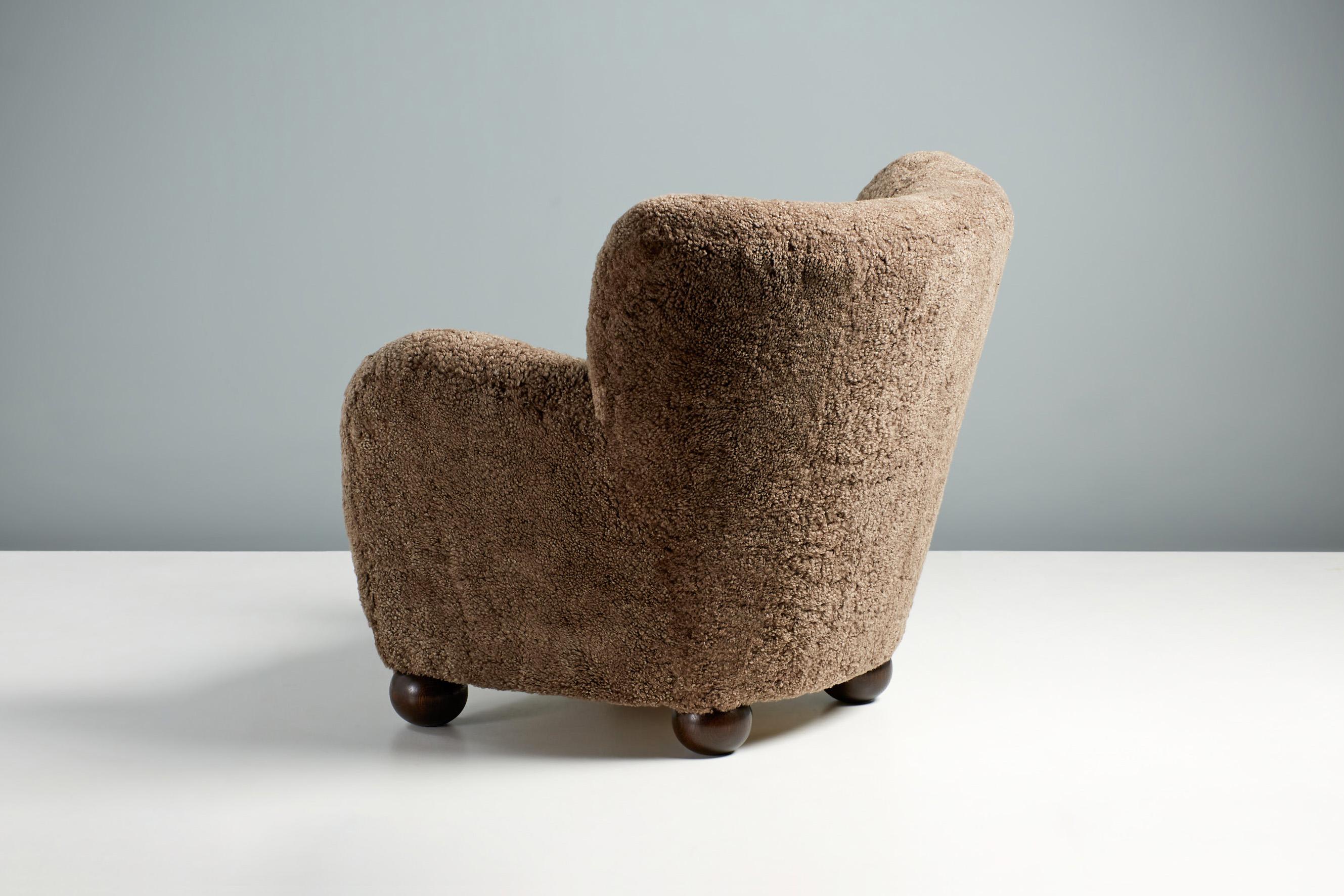 Fauteuil Karu en peau de mouton fait sur mesure, pieds en peau de mouton Sahara et chêne fumé Neuf - En vente à London, GB