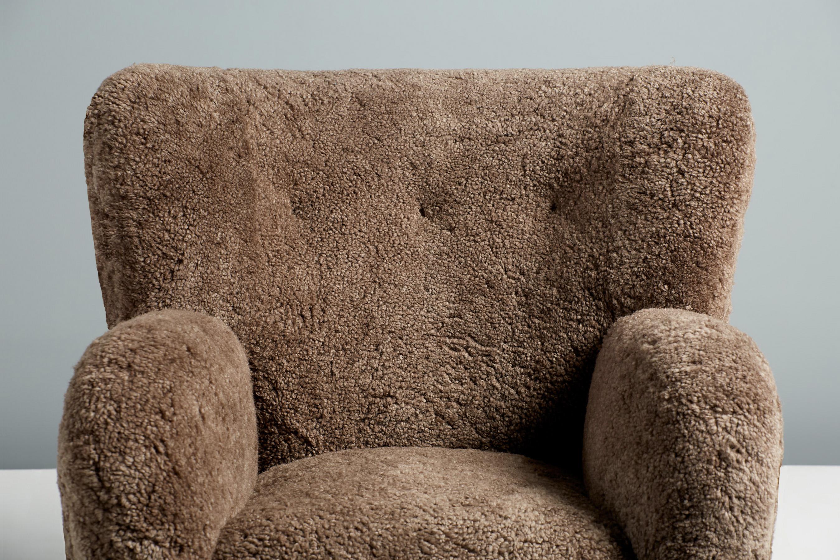 Karu Sessel aus Schafsleder, Sahara Schafsleder und geflammten Eichenholzfüßen (21. Jahrhundert und zeitgenössisch) im Angebot