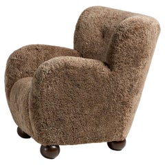 Fauteuil Karu en peau de mouton fait sur mesure, pieds en peau de mouton Sahara et chêne fumé