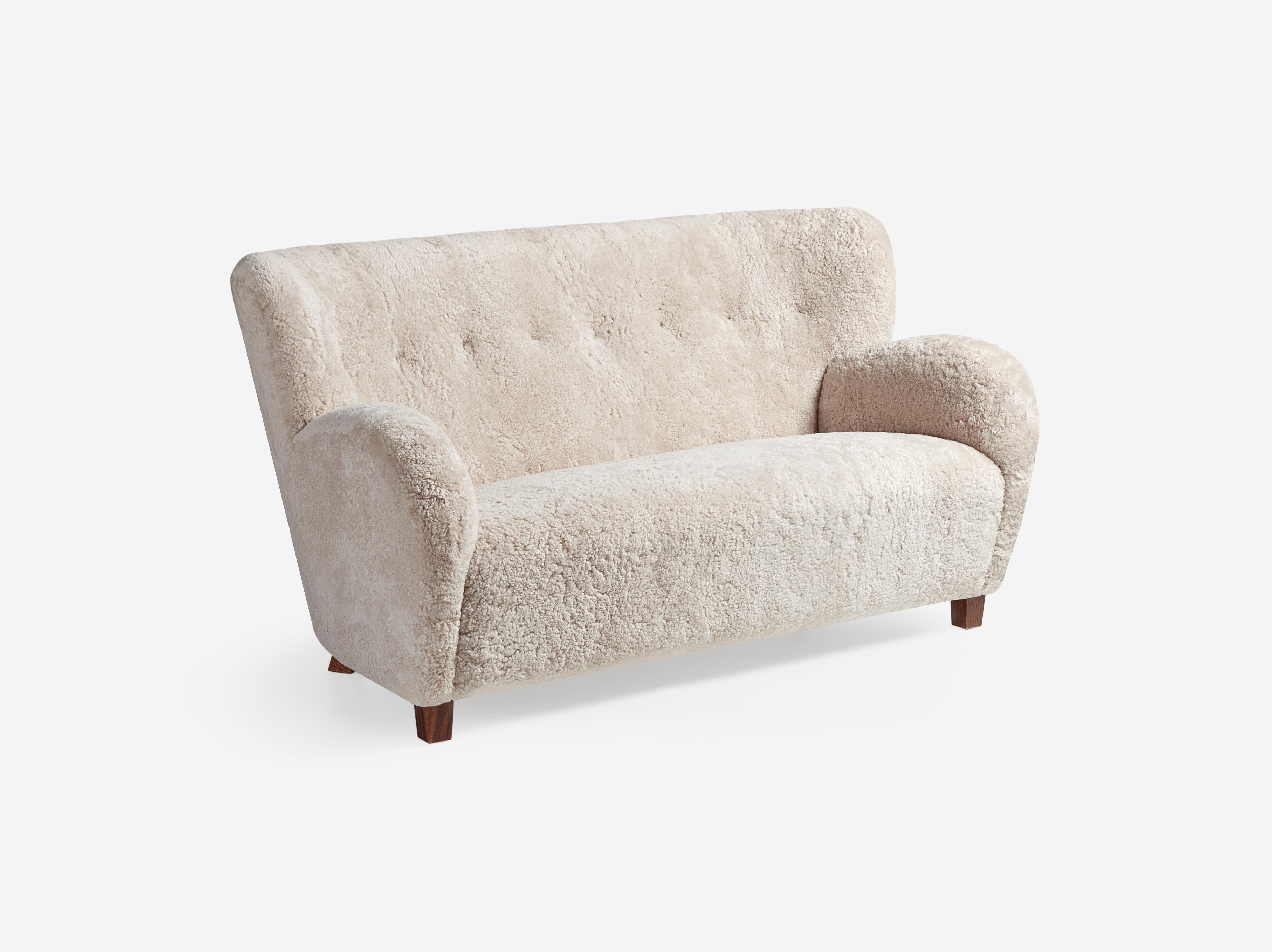 Das Karu-Sofa ist die zeitgemäße Aktualisierung eines klassischen Designs, das erstmals in den 1940er Jahren von der Firma Haimi Oy in Finnland hergestellt wurde. Die einladend geschwungenen Arme und die subtil geflügelte Rückenlehne sind der